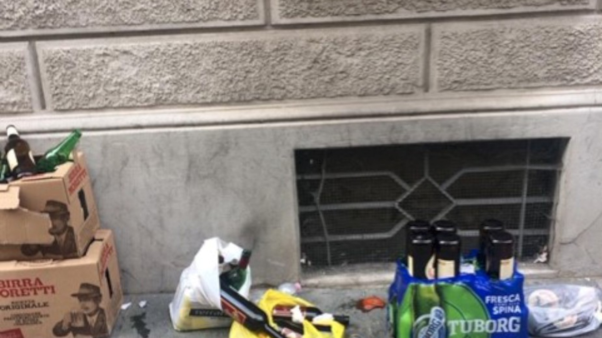 Via Pozzo, residenti esasperati: "Marciapiedi discariche a cielo aperto"