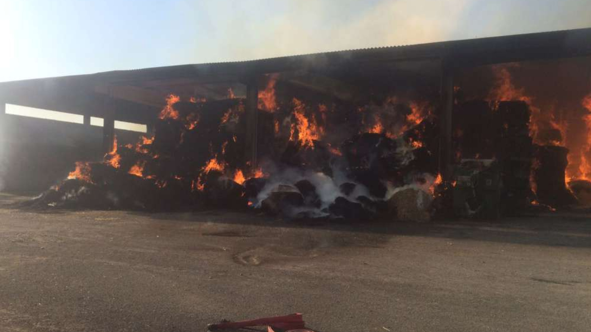 Devastante incendio: in fumo quattrocento balloni di fieno e un capannone VIDEO