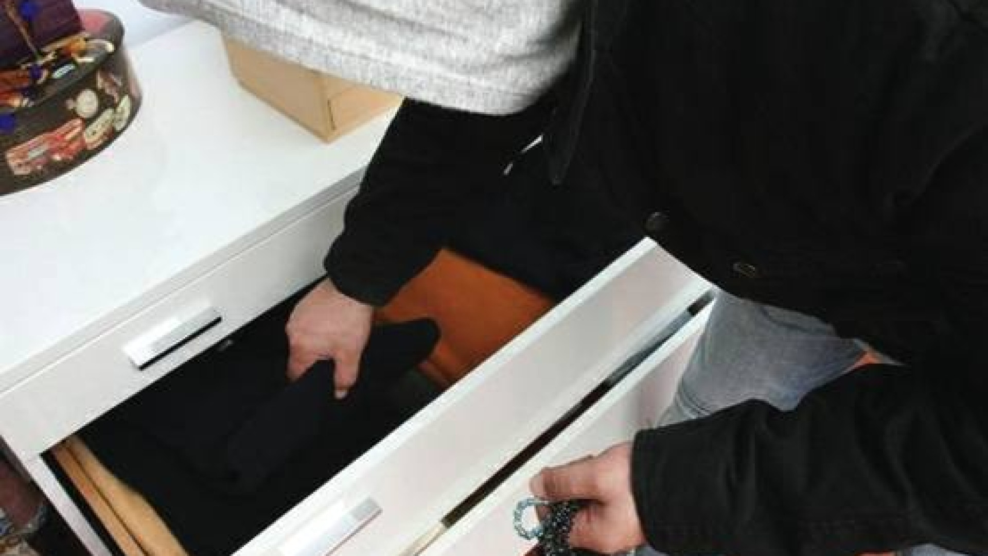 Scoperto dal parroco a frugare nei cassetti della canonica, arrestato 34enne