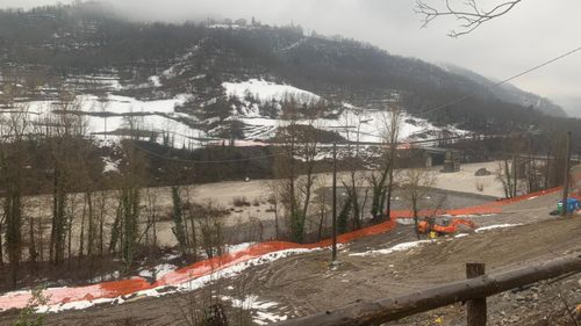 Il fiume cresce per le piogge, spazzato via il guado del cantiere di Ponte Lenzino