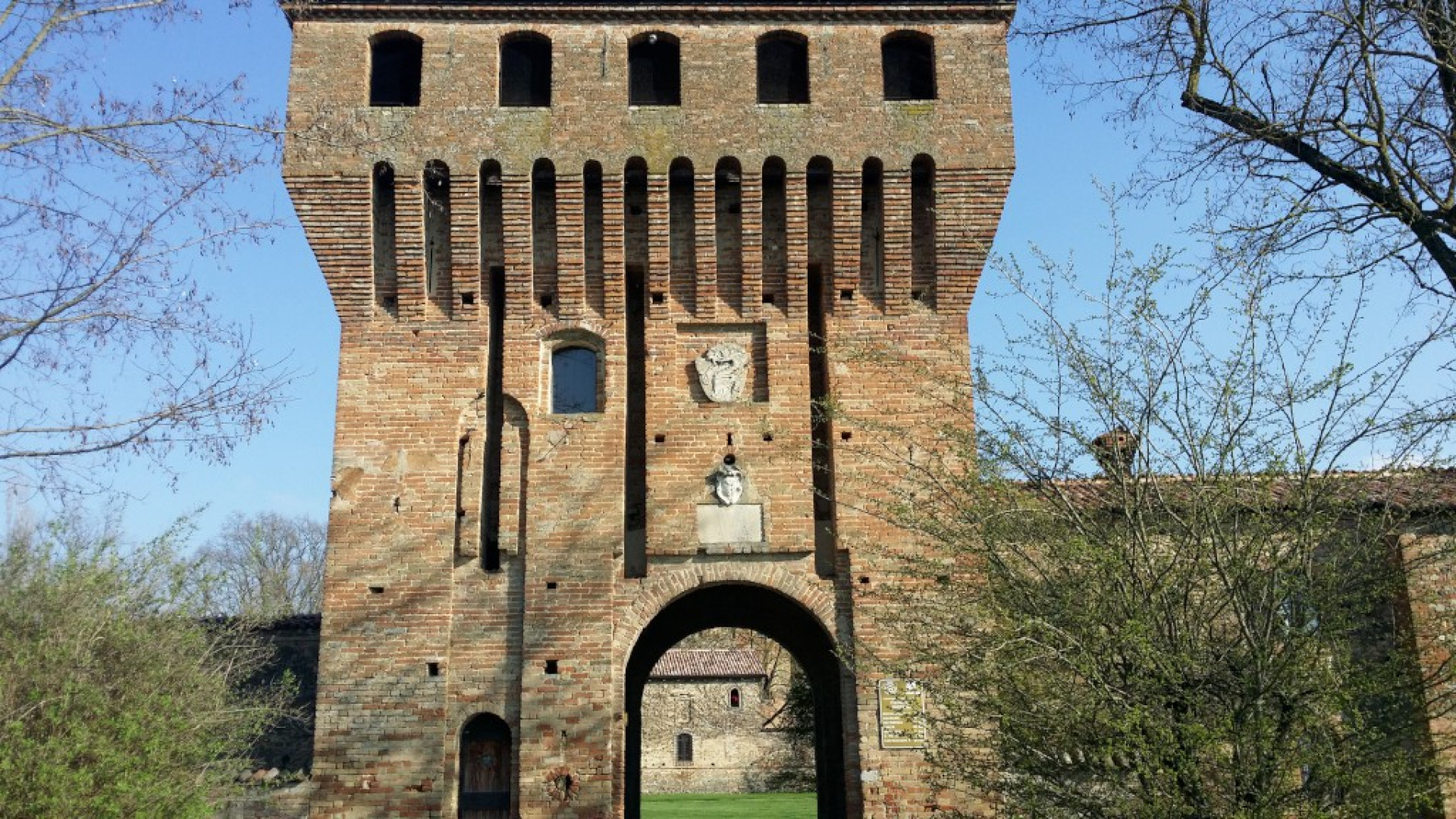 Fortilizio e corte agricola: la storia e i segreti del castello di Paderna