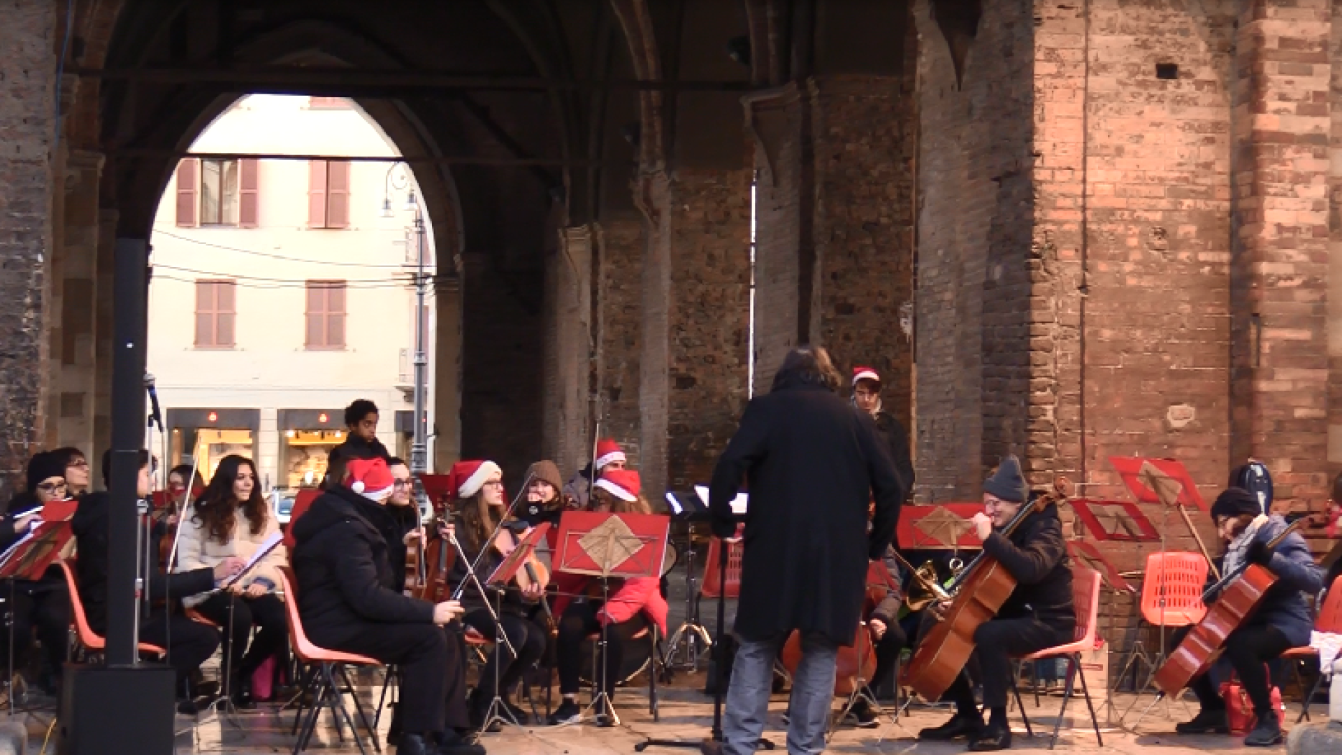 La giovane banda di Babbo Natale ha illuminato Piazza Mercanti