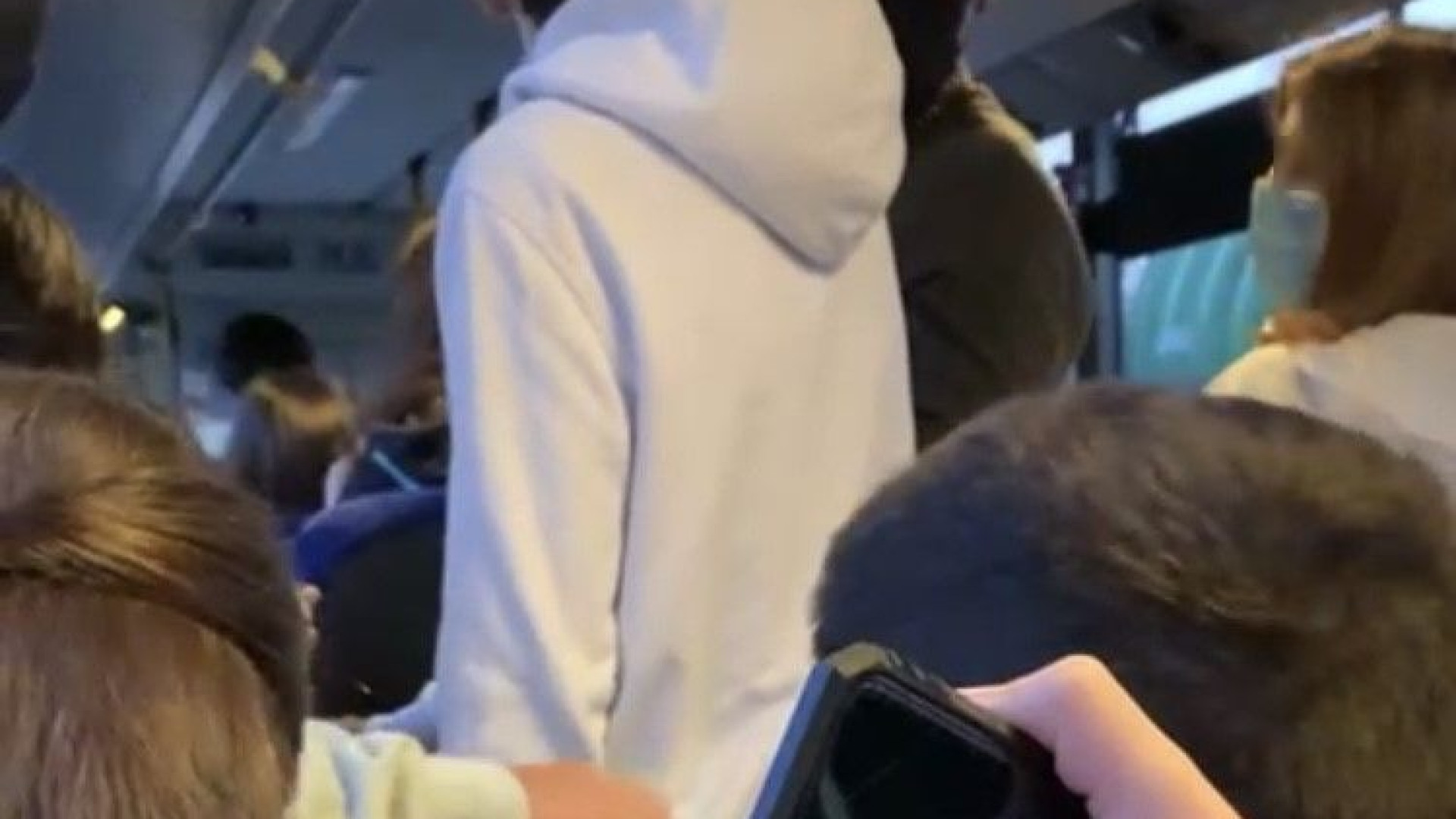"Studenti in piedi e assembramenti sul bus da Agazzano a Piacenza"