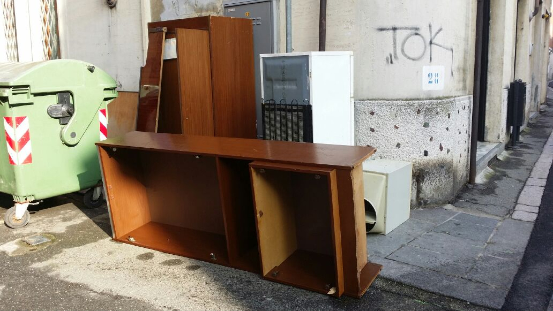 Ancora uno "sbaracco" in via Torta. "Rinnovo locali a ogni cambio di stagione?"