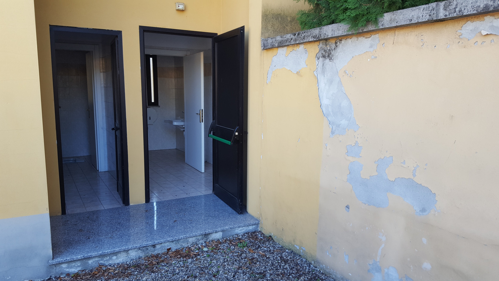 Cimitero: bagni fuori uso e gradino che impedisce l'accesso ai disabili