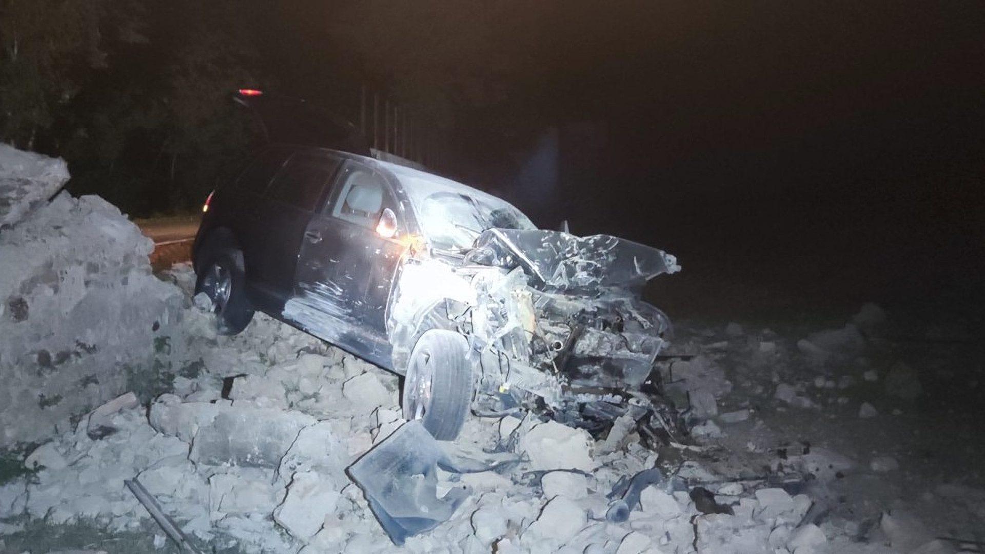 Scoperti a rubare rame da un’azienda tentano la fuga ma si schiantano con l’auto