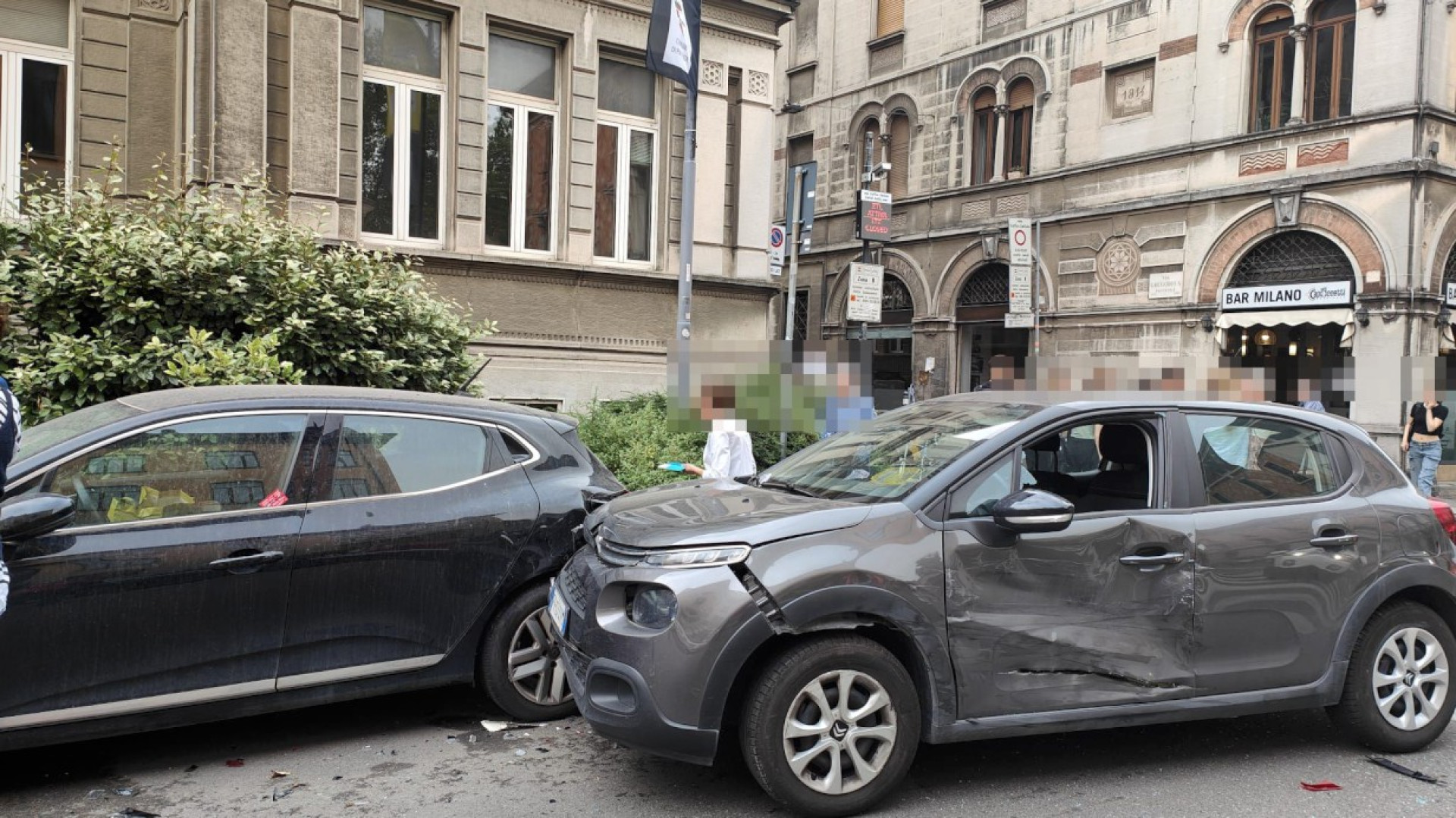 Scontro in via Cavour con mezzo dei rifiuti, auto finisce su macchina in sosta