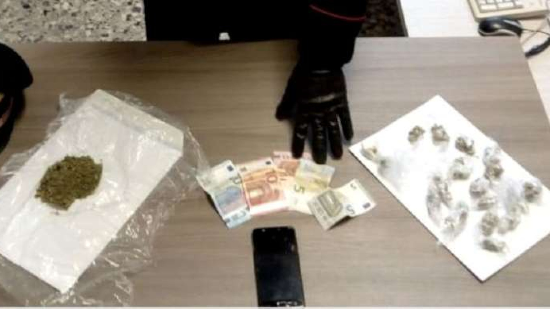 Nel giubbotto oltre 40 grammi di marijuana suddivisa in 18 dosi. Arrestato 19enne piacentino