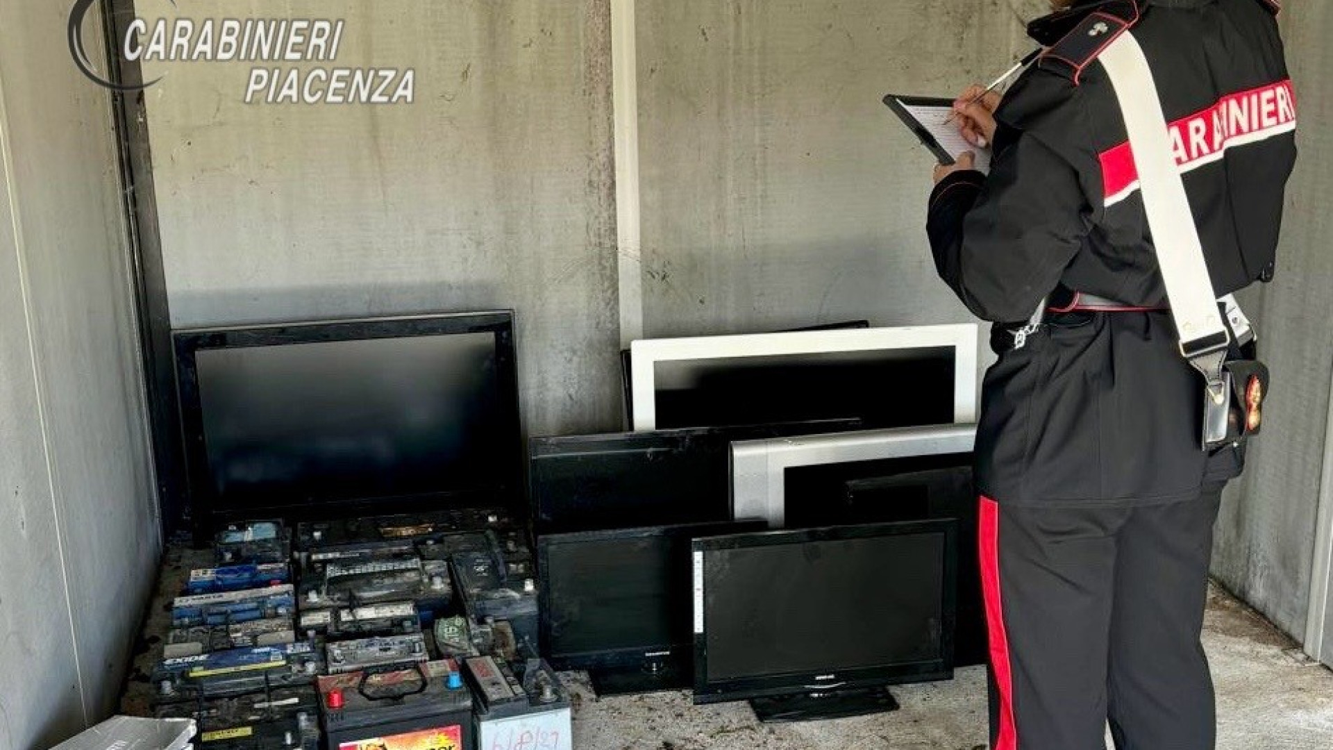 Sorpresi a rubare all’isola ecologica, i carabinieri arrestano due persone