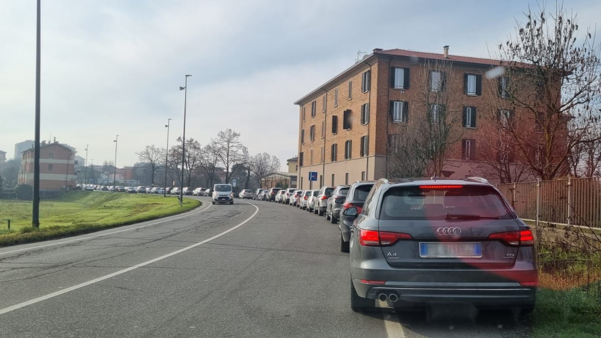 Code chilometriche, traffico in tilt e attese lunghissime per il tampone in auto