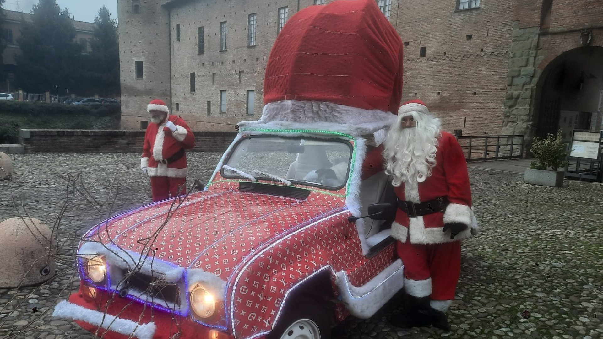 La "supercar" di Babbo Natale porta i doni ad anziani e bambini