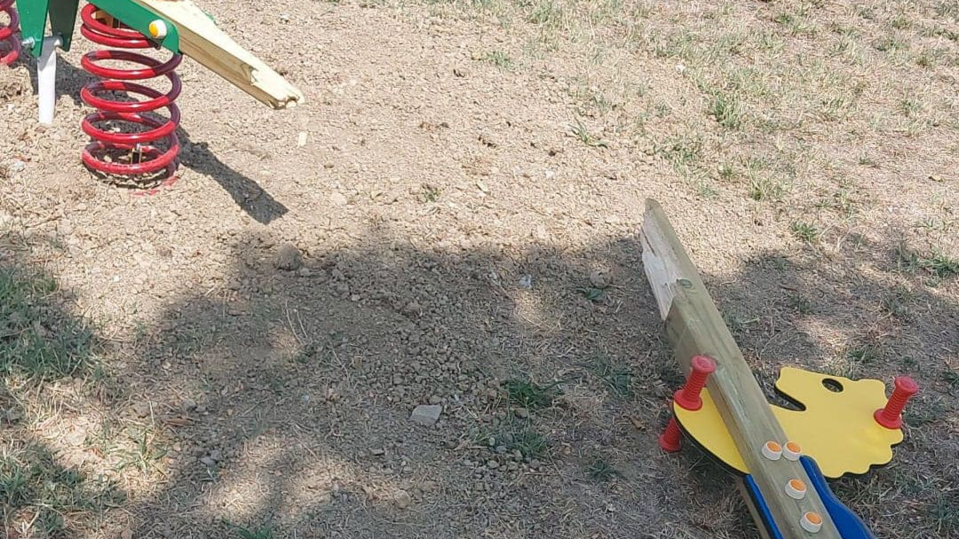 Rottofreno, un gioco nuovo danneggiato in meno di 24 ore. Appello del sindaco