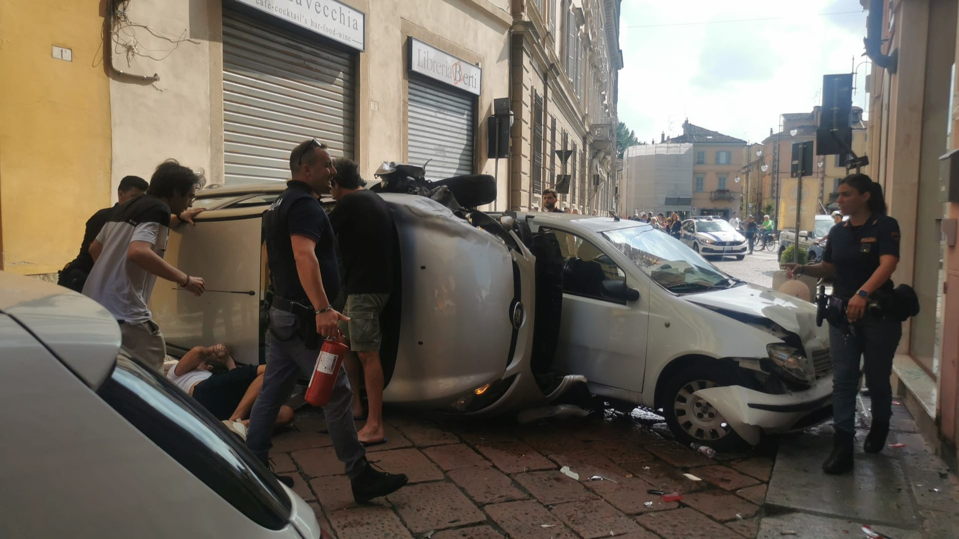 Perde il controllo dell'auto in via Legnano e si ribalta. Anziana ferita