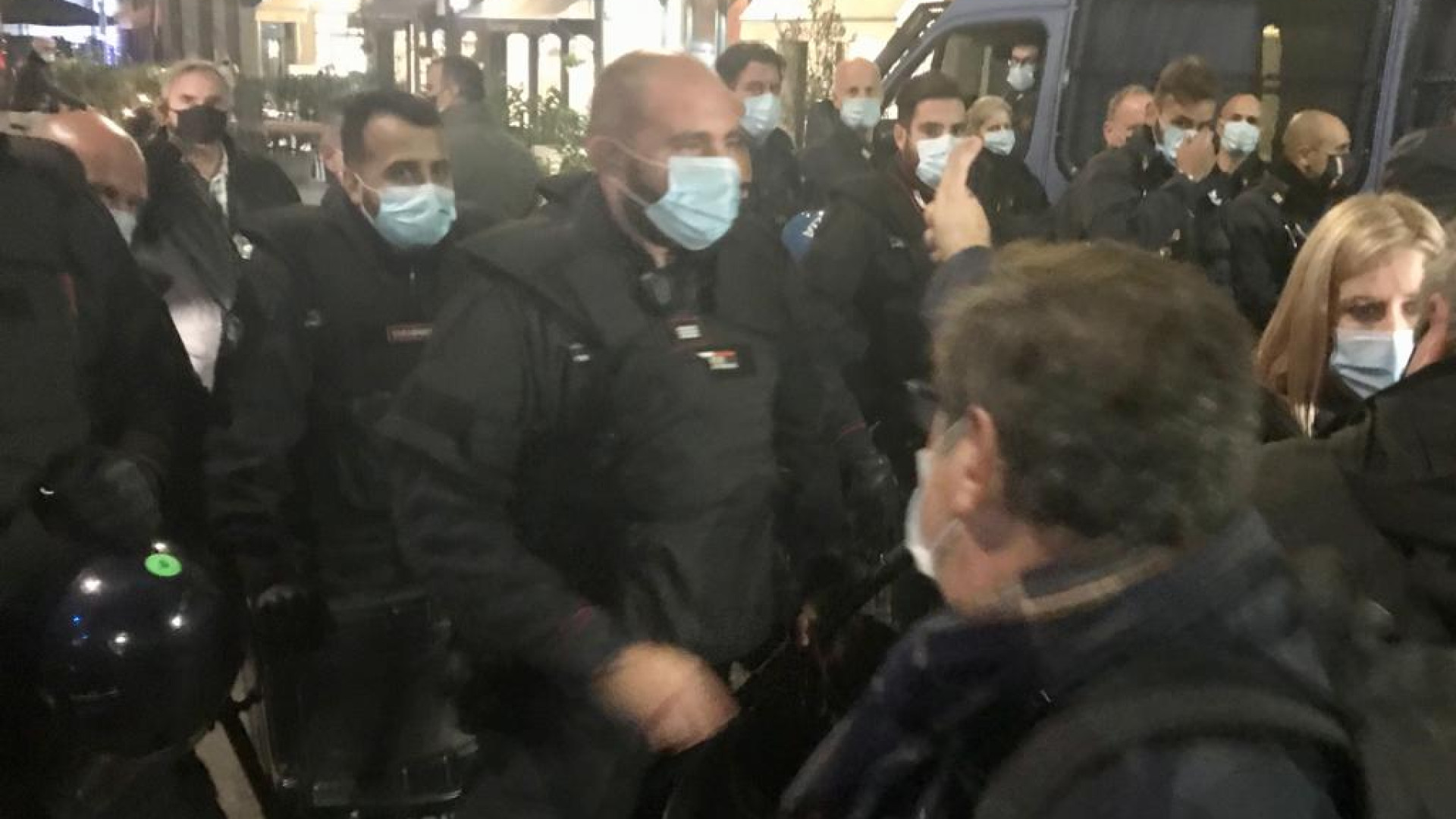 Protesta contro il decreto, gli agenti si tolgono il casco in solidarietà con gli imprenditori piacentini