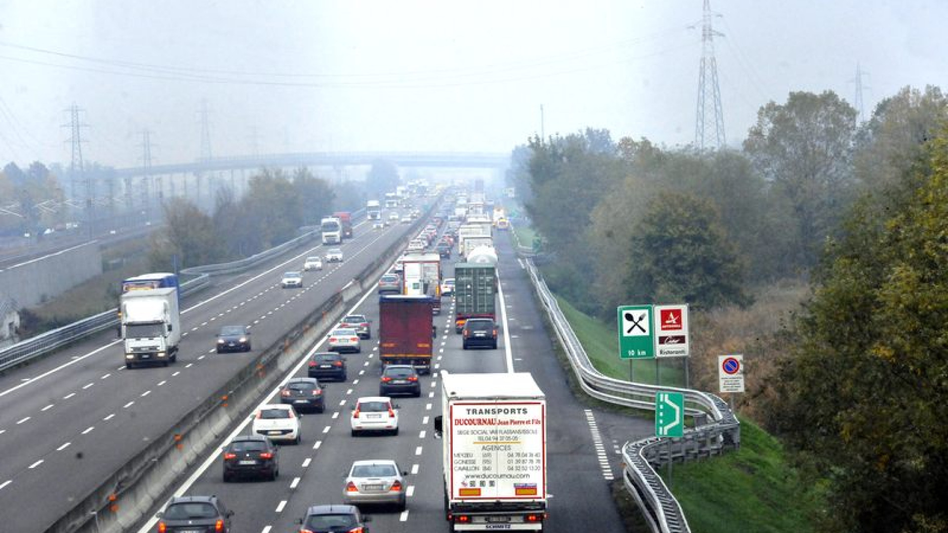 Camper si ribalta in A1: famiglia salva, code tra Fiorenzuola e Fidenza