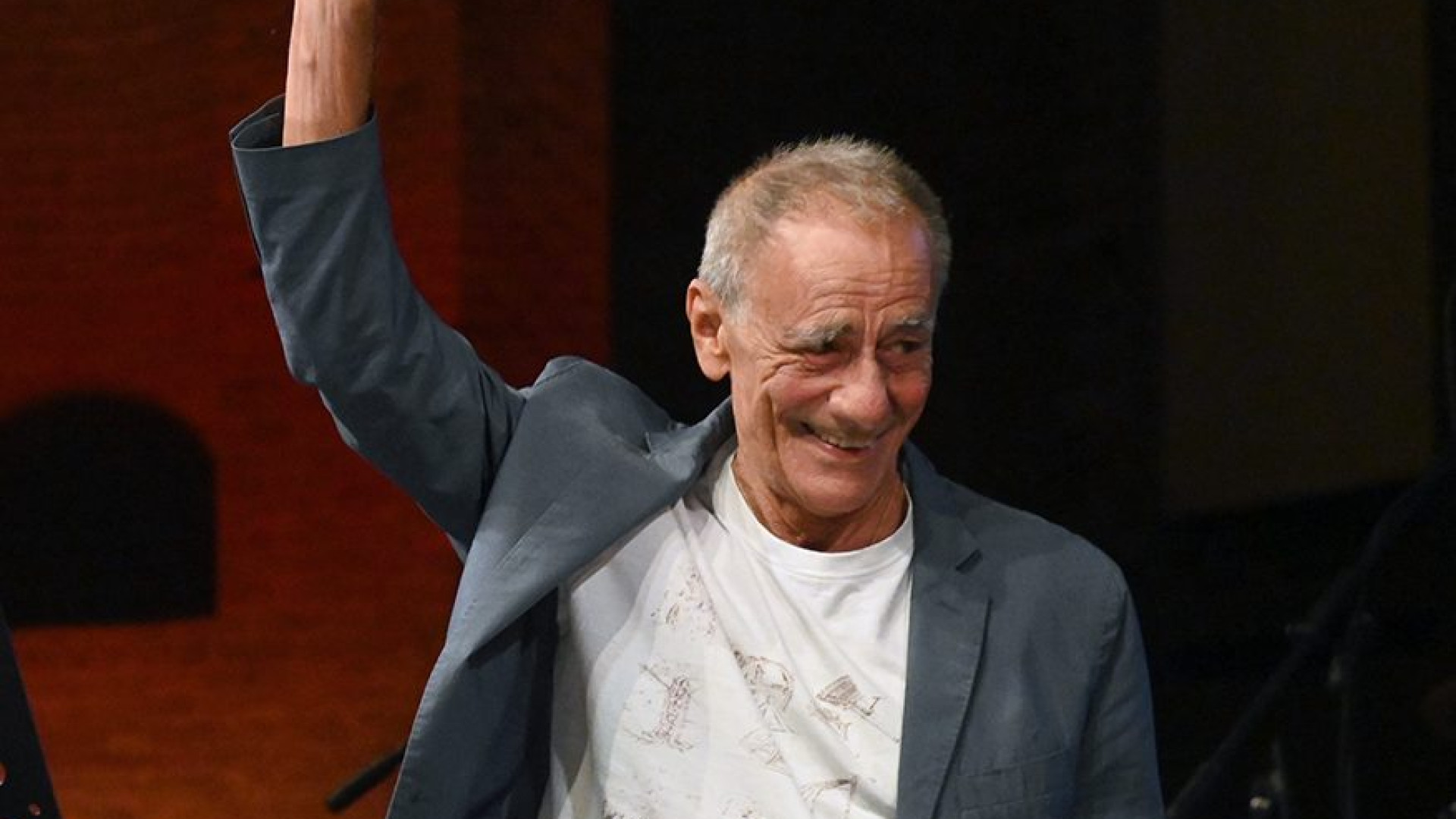 Ovazione per Roberto Vecchioni nella serata per la sicurezza stradale