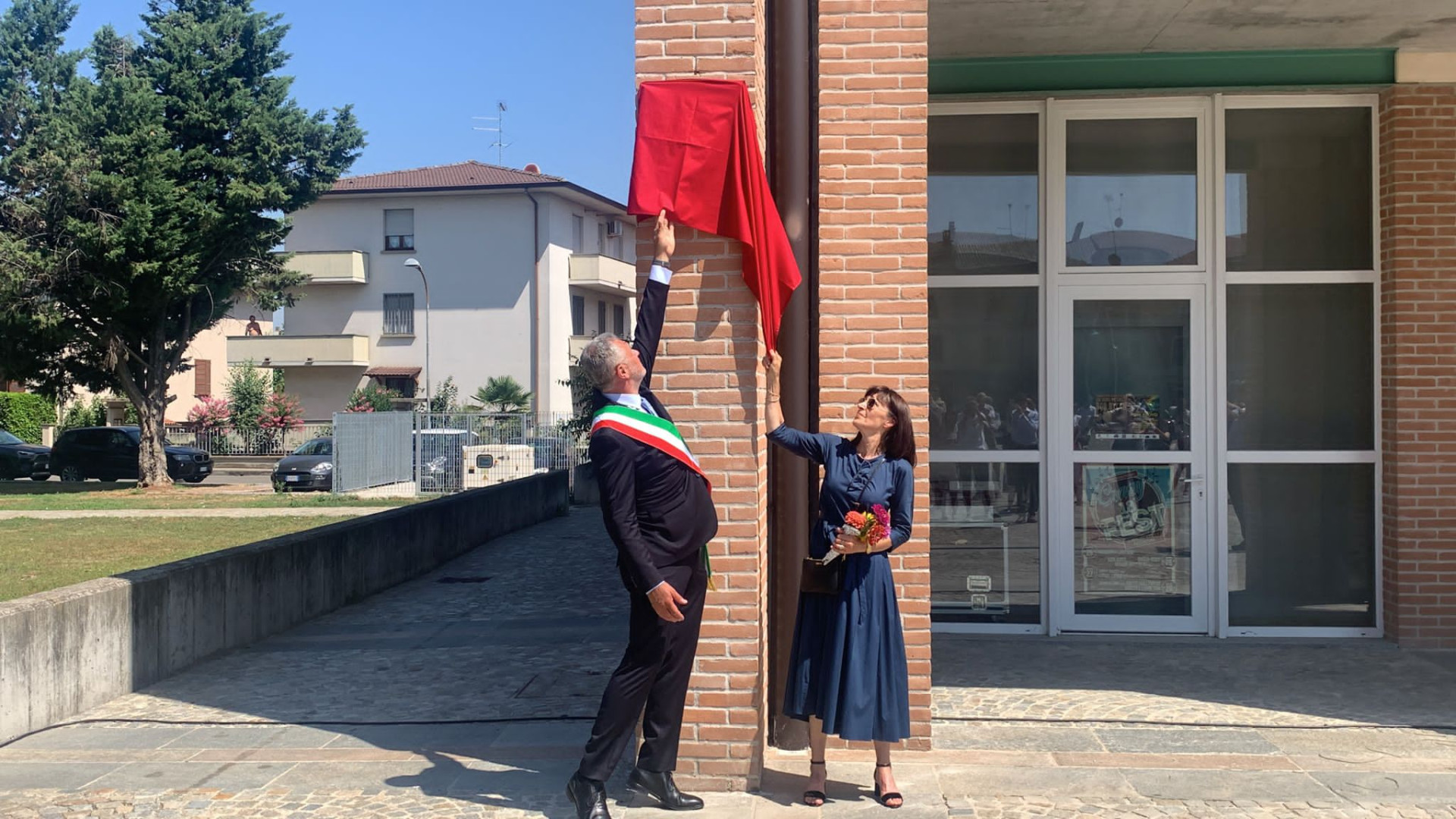 Podenzano, inaugurata la piazza in memora di Ghisoni. "Il nostro luogo del cuore"