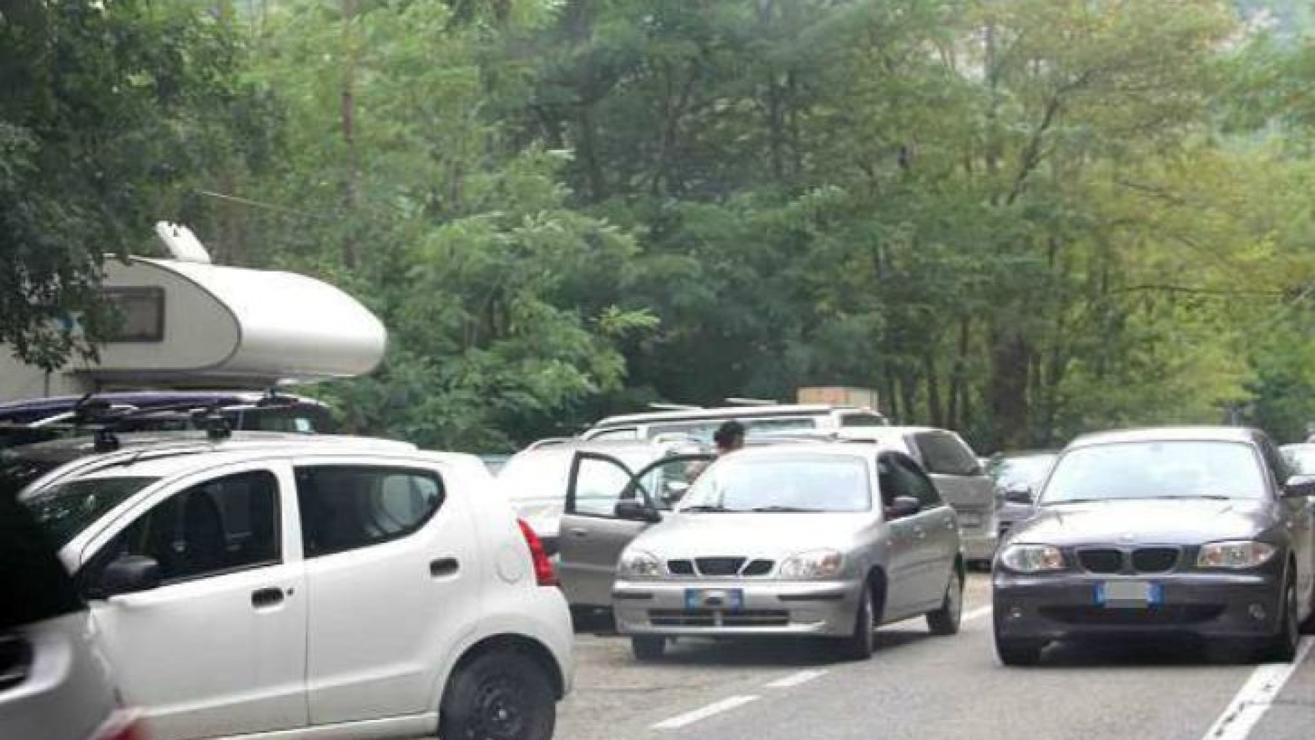 Sosta selvaggia e rifiuti, il sindaco di Bobbio scrive alla Regione: "Ai Comuni la gestione del fiume"