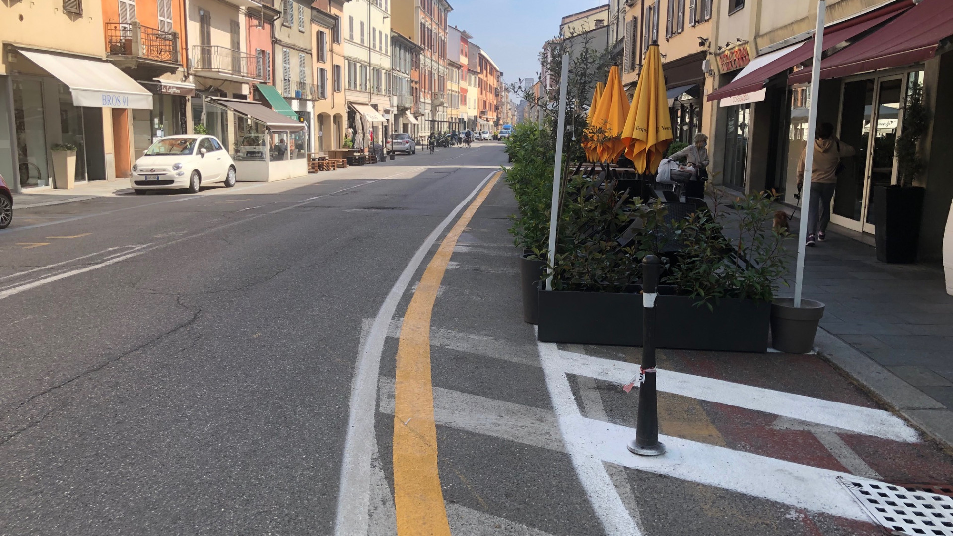 Corso, spostata la ciclabile: niente più slalom dei camerieri. "Ma ora è stretta"