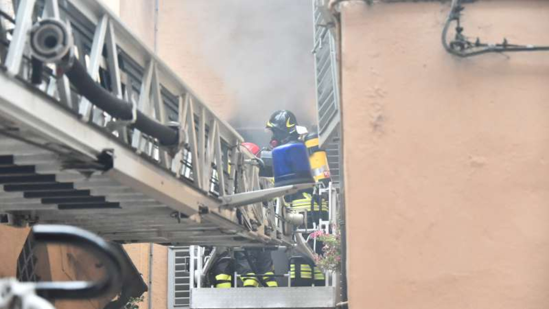 Via Sopramuro, appartamento in fiamme, inagibili due alloggi
