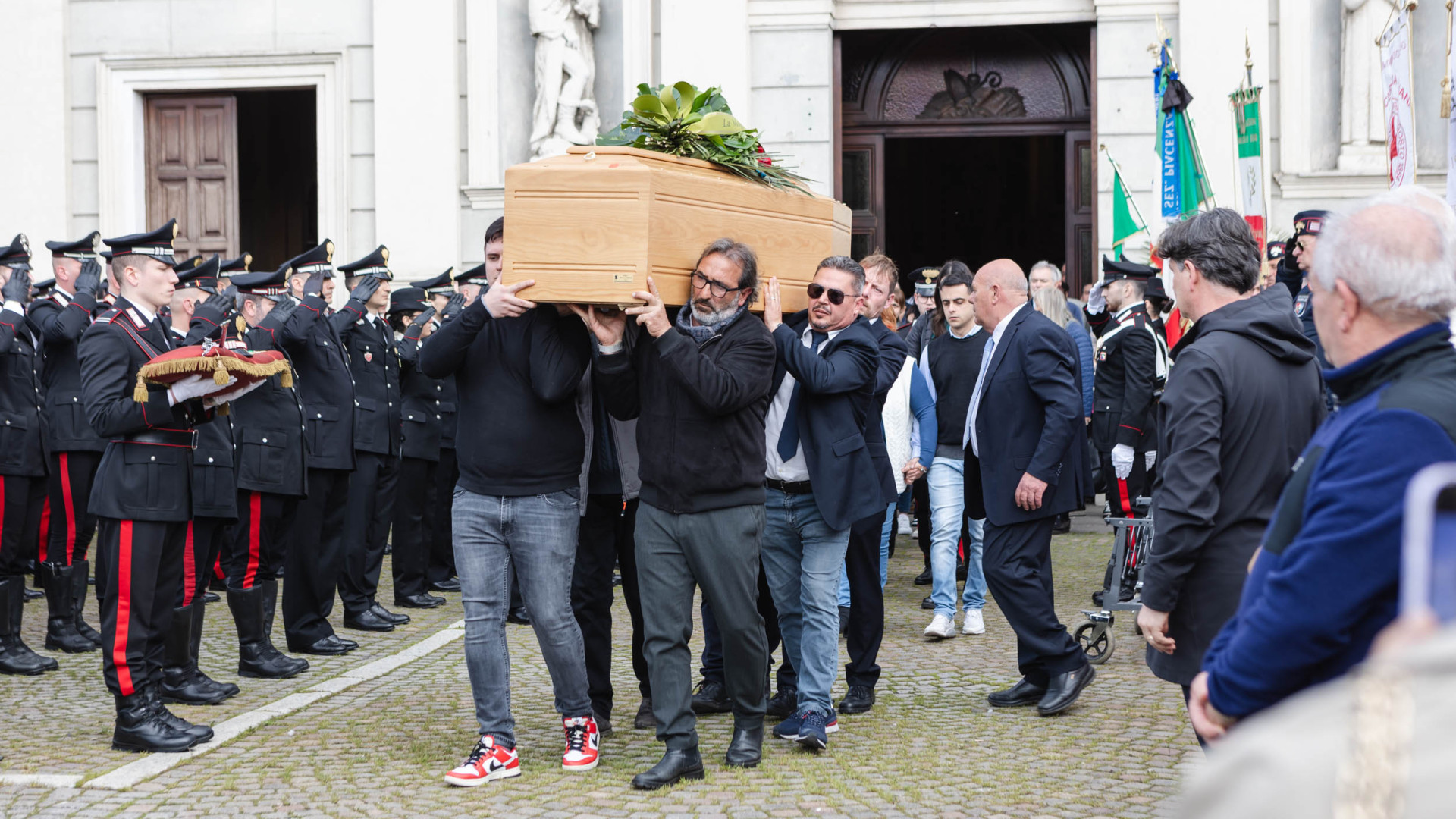 Ultimo saluto al comandante Vincenzo Russo: "Anima buona che vivrà in noi"