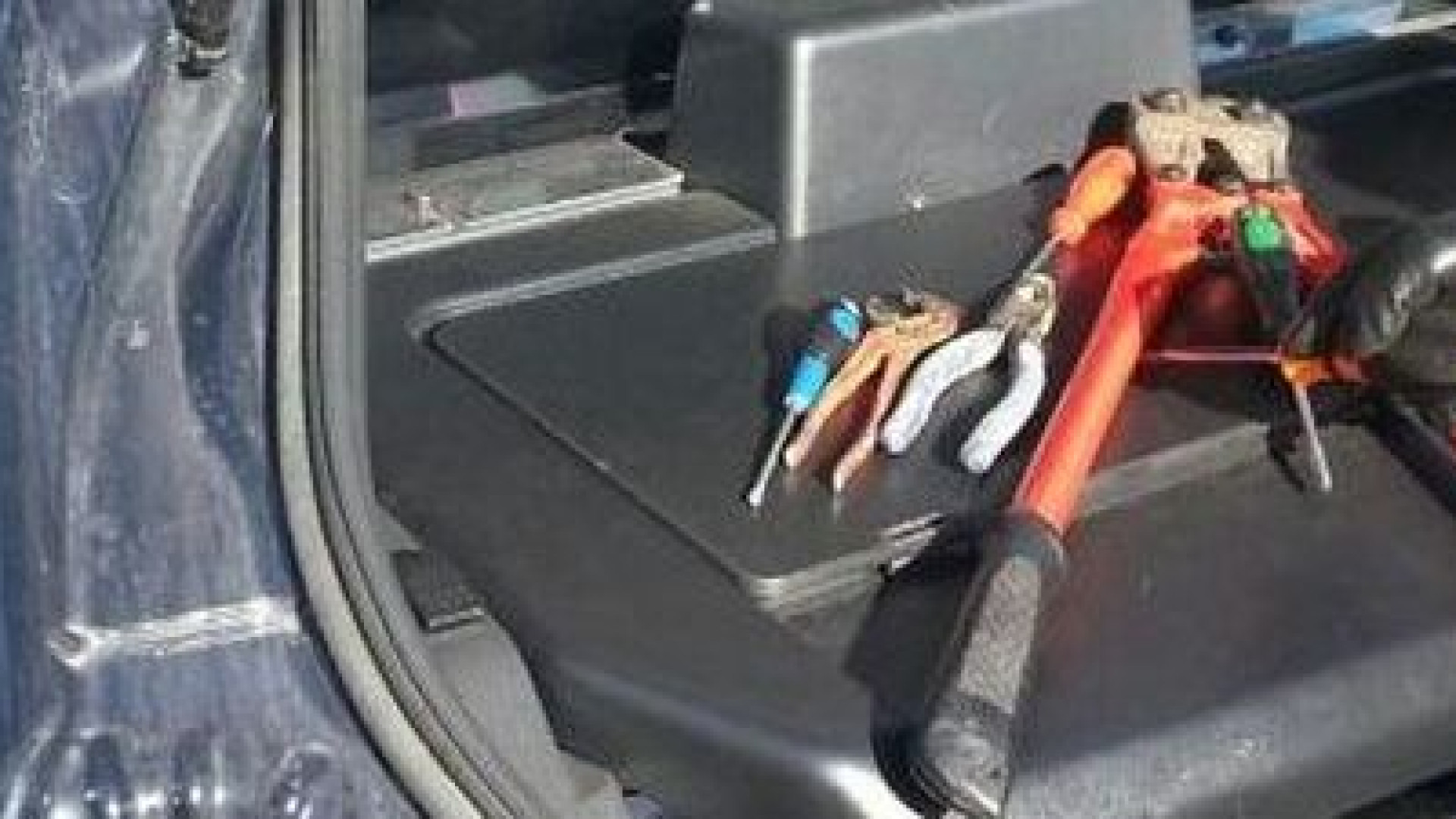 Viaggiavano sull'auto rubata a un 75enne con arnesi da scasso: due denunciati