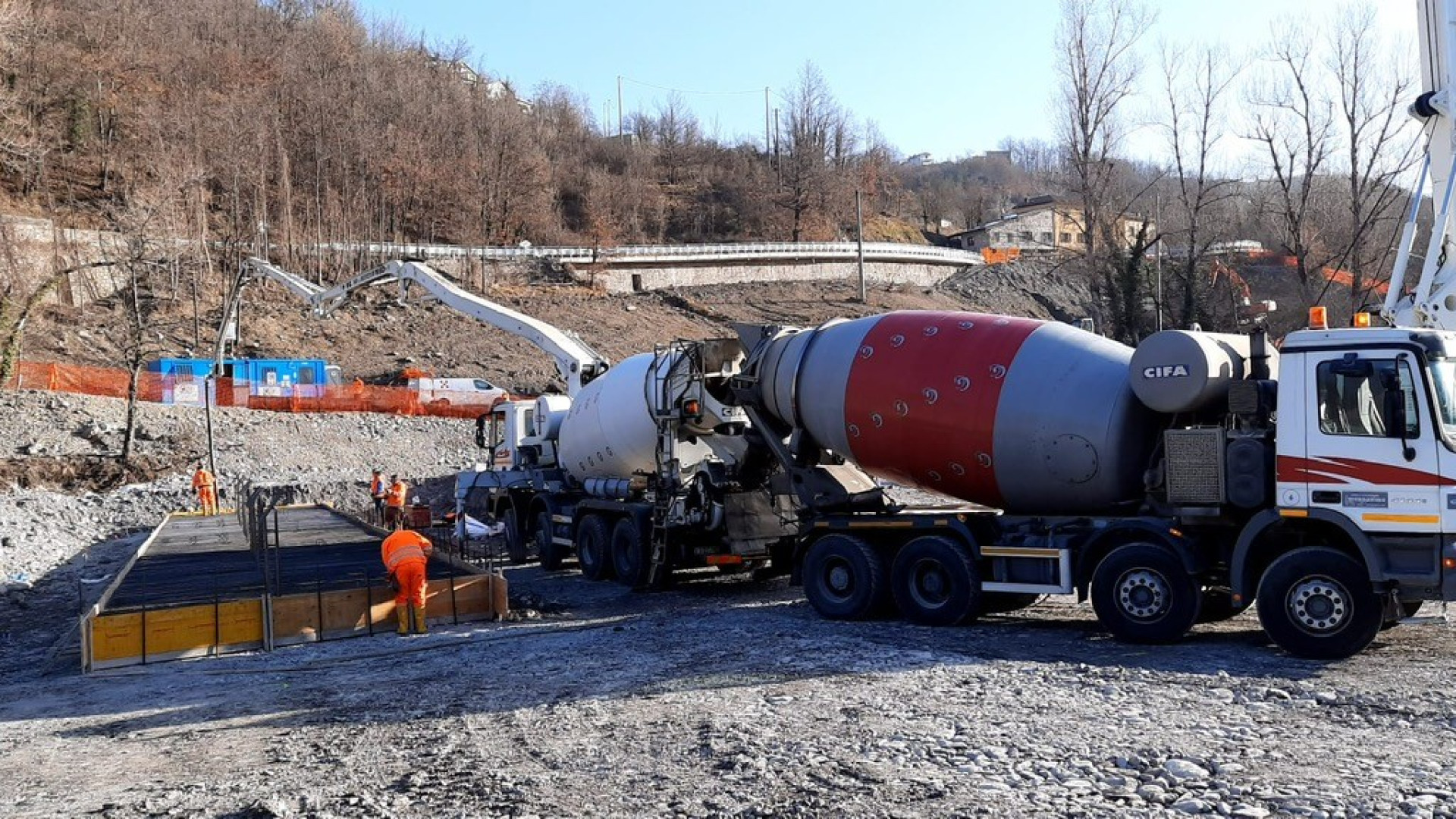 Il cantiere è ripartito: piazzato il primo palo del ponte provvisorio
