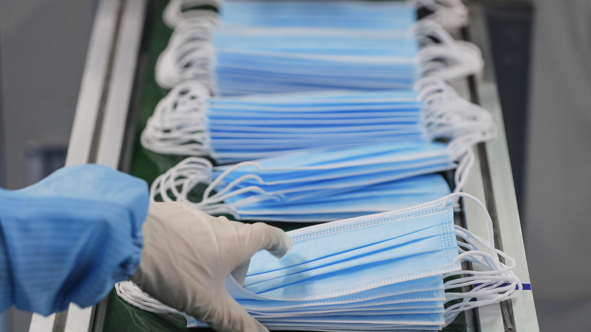 Circolare del ministero: "Mascherina obbligatoria all'aperto per attività motoria"