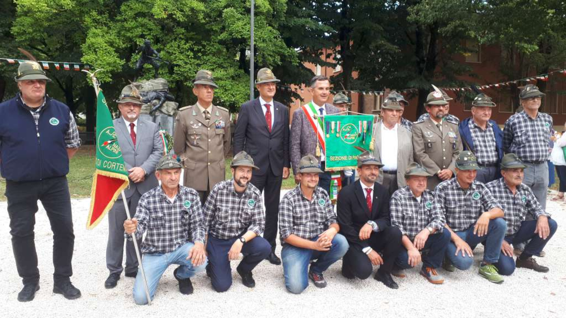 Alpini, a Cortemaggiore sfilata sotto il diluvio e lancio dei parà