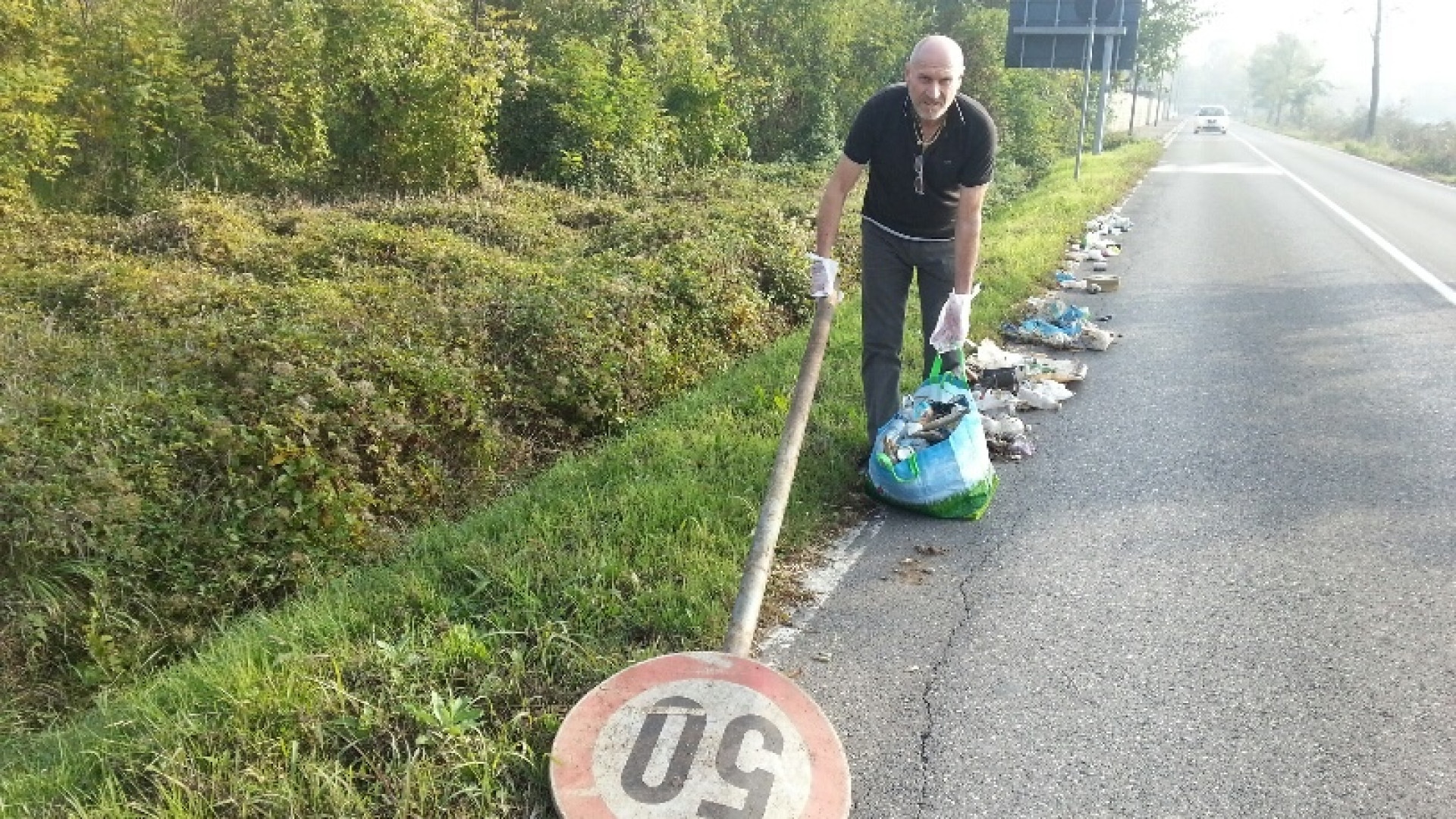 Canali pieni di rifiuti alla Besurica: pulisce il cittadino Renato Tassi