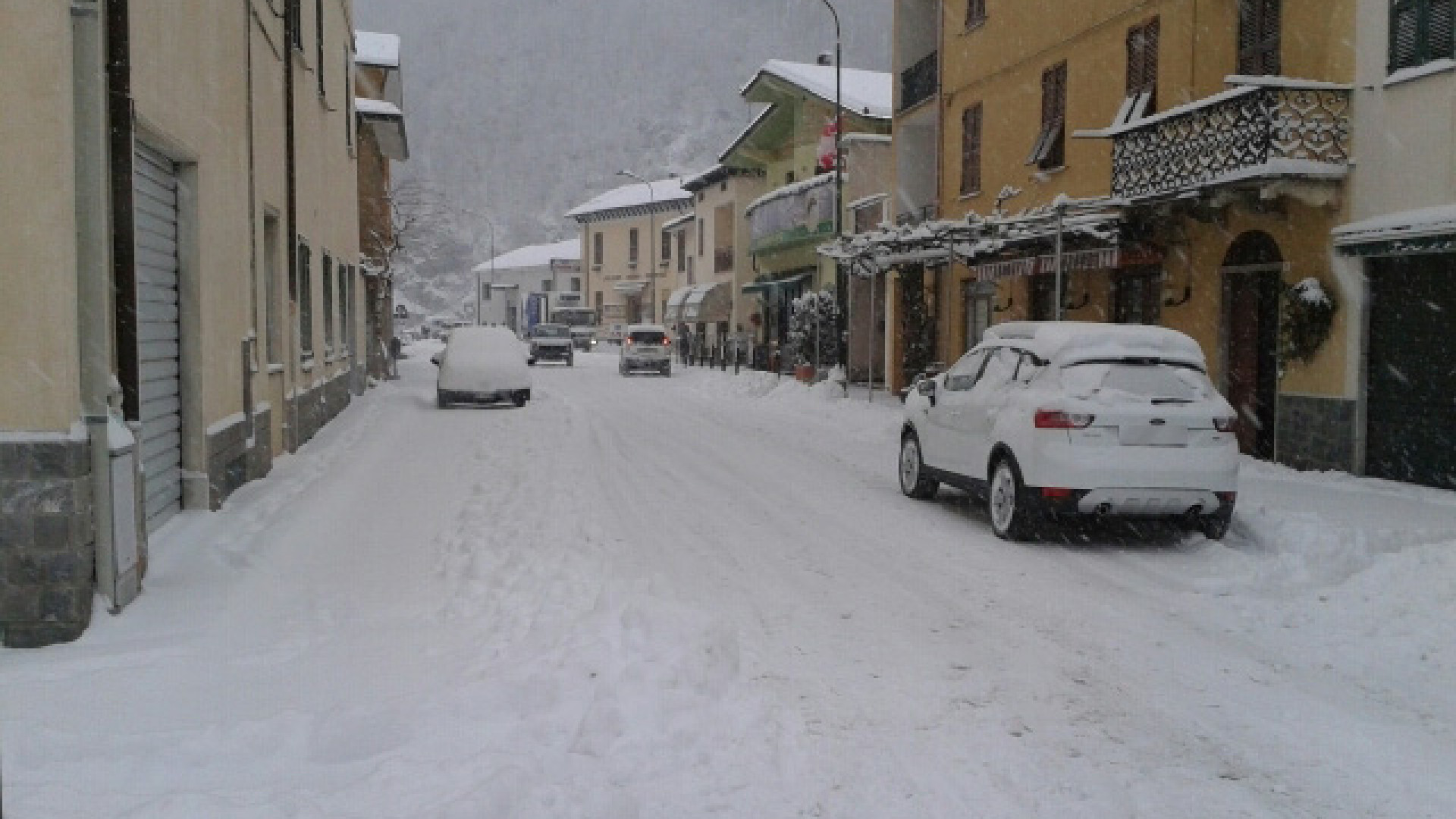 Travolto dalla sua auto mentre monta le catene. Infortunio a Carisasca di Cerignale