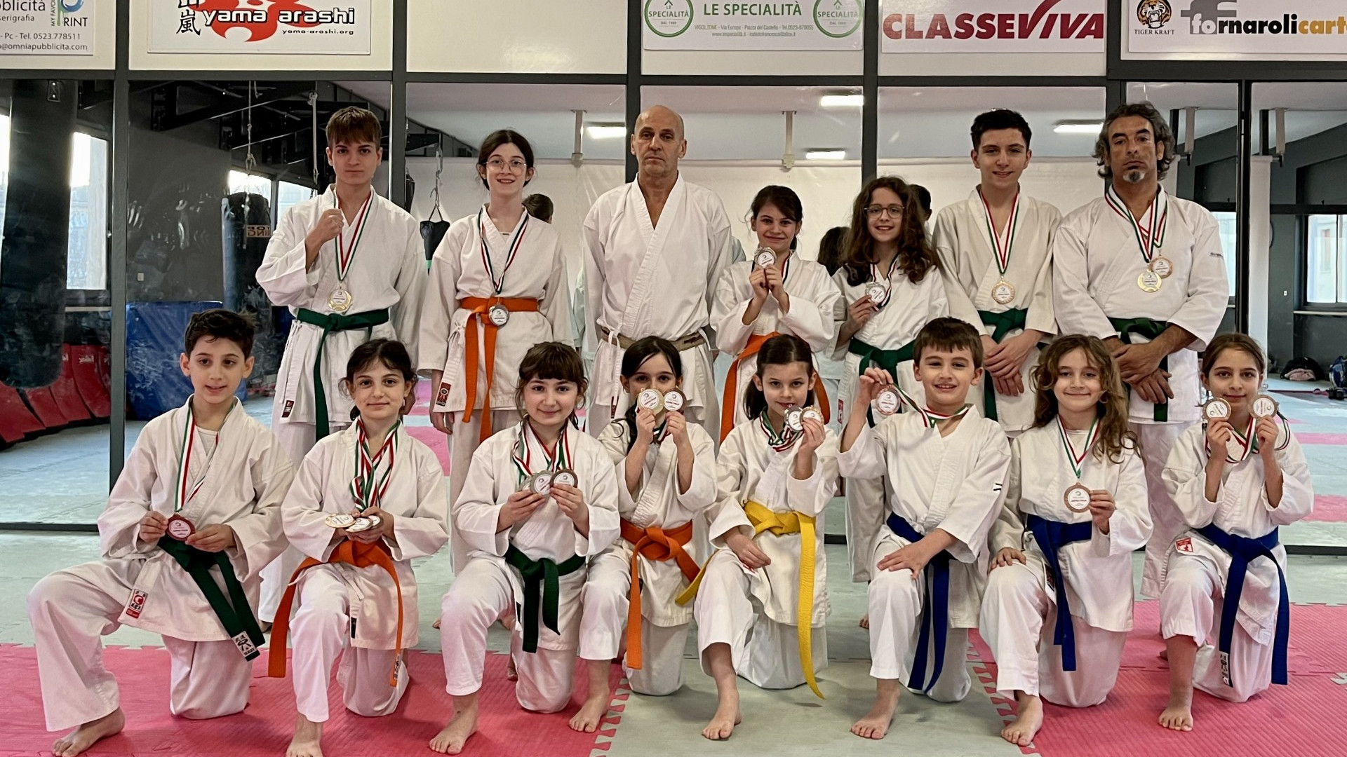Karate, la Yama Arashi trionfa a Forlì: quindici medaglie per i giovani atleti piacentini