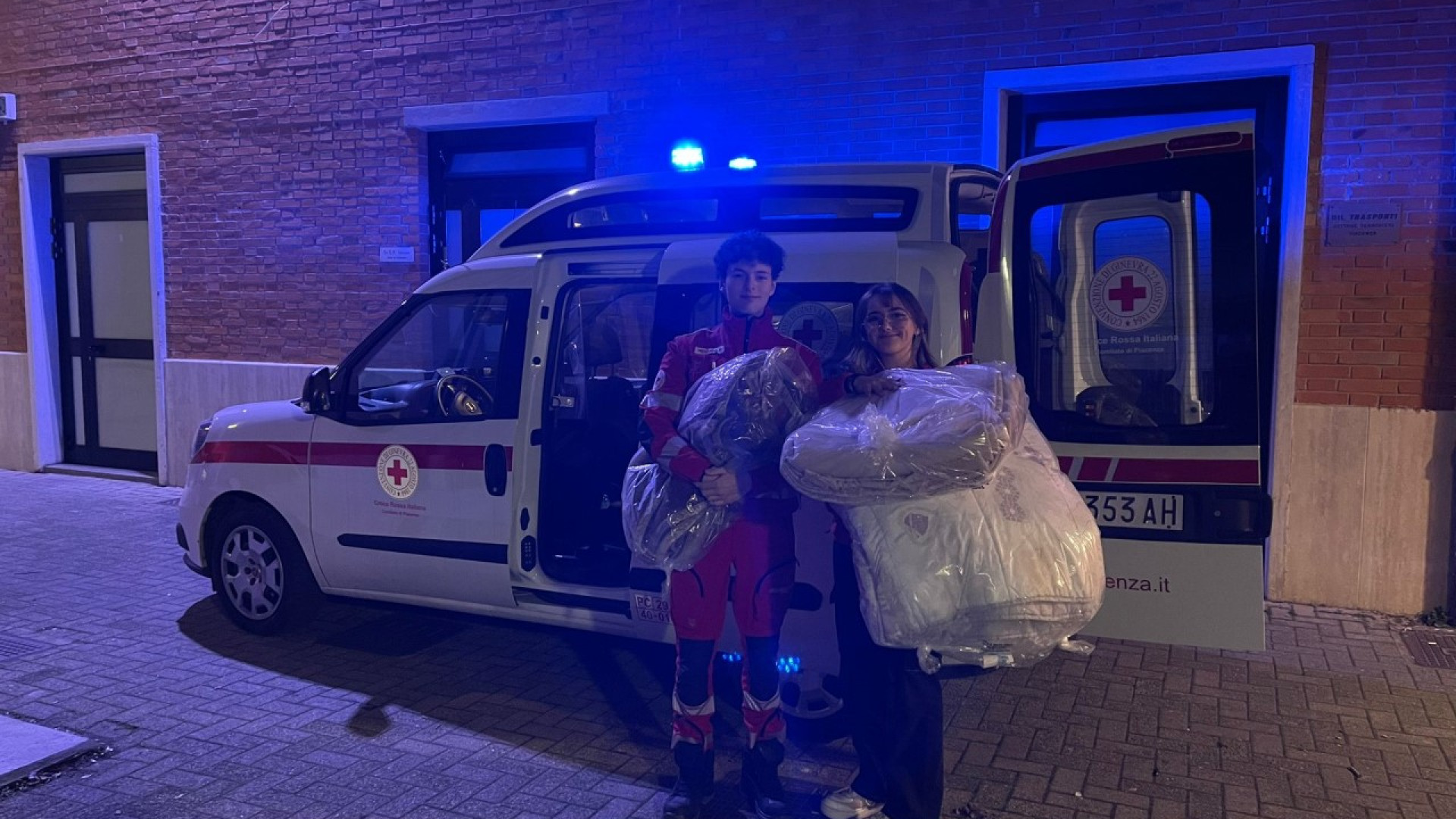 In aumento i senzatetto, Croce Rossa consegna 30 coperte al rifugio Segadelli