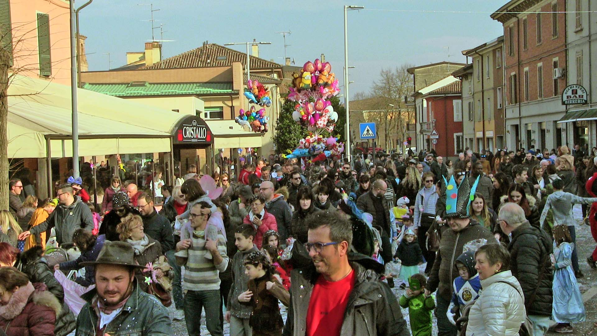 Carnevale, folla a Podenzano per la sfilata dei carri allegorici. LE FOTO