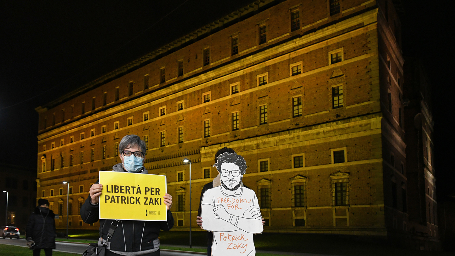 Palazzo Farnese illuminato di giallo per la liberazione di Patrick Zaki