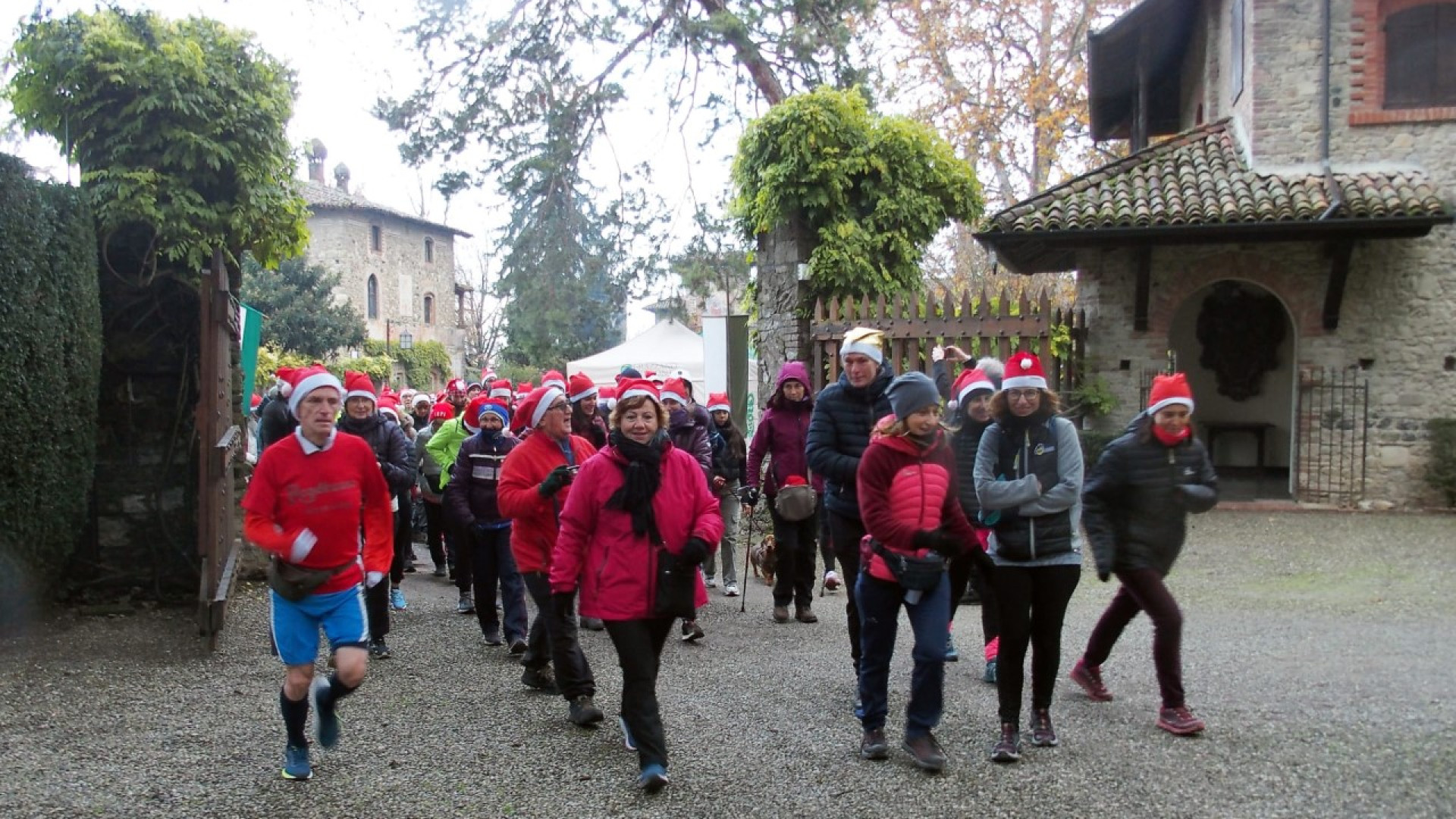 Grazzano Visconti: in 250 alla suggestiva camminata dei Babbi Natale nel borgo