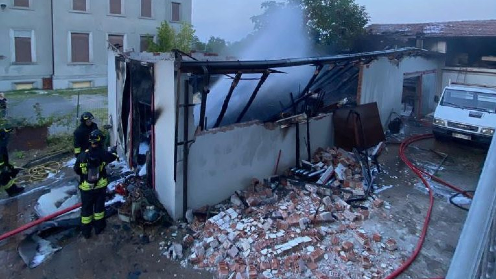 Officina di un fabbro avvolta e distrutta dalle fiamme ad Ancarano di Rivergaro