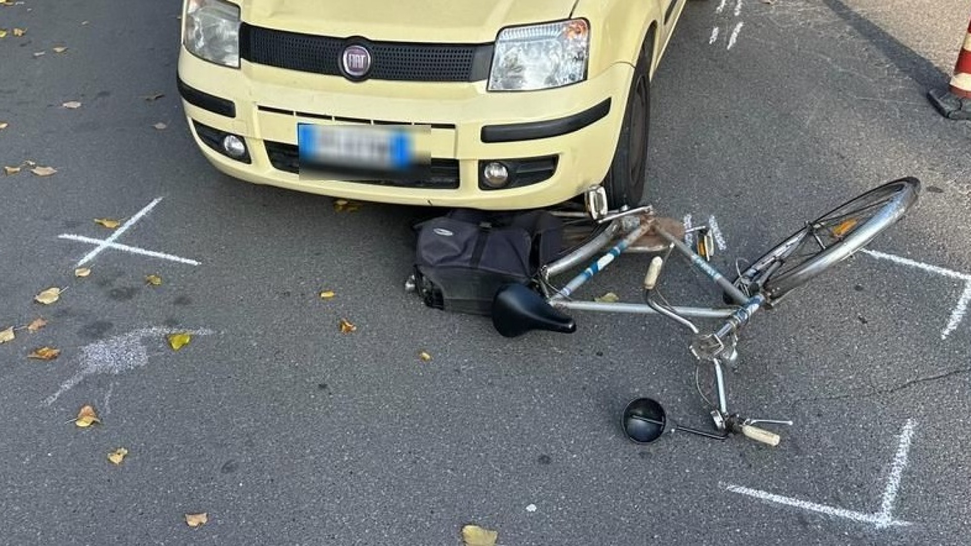 "Abbagliato dal sole". Ciclista investito da un'auto in via Boselli finisce all'ospedale