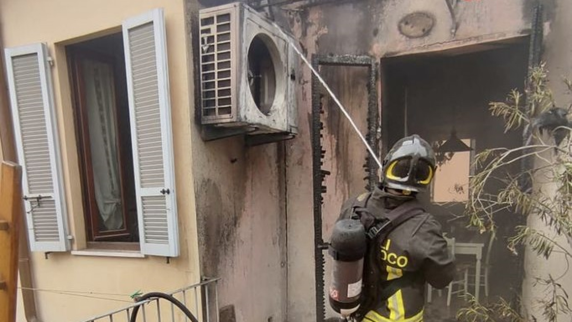 Vicolo del Guazzo, a fuoco un appartamento: innesca le fiamme un climatizzatore