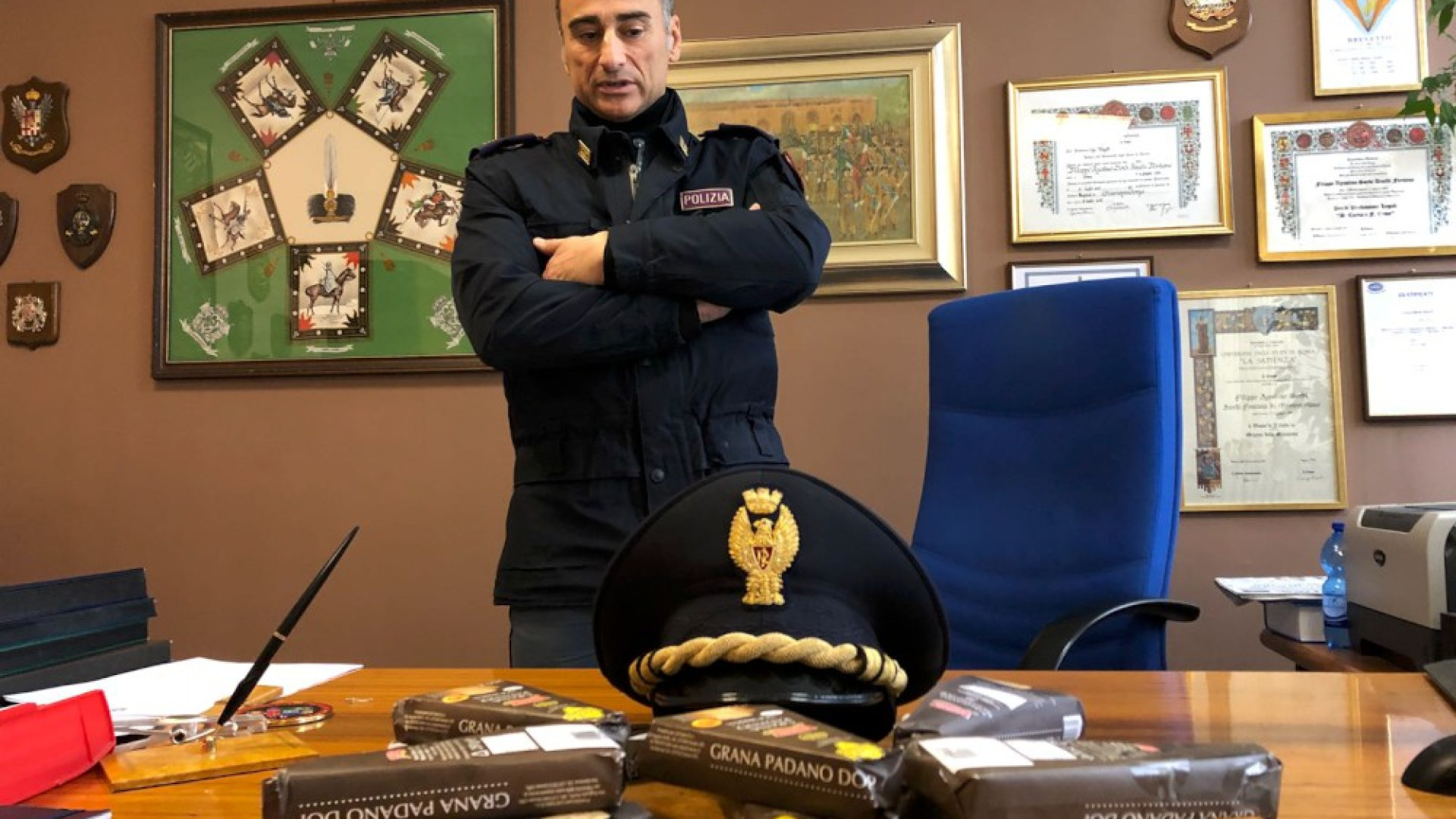 Fruga nei giubbotti ma viene scoperto, in casa formaggio rubato