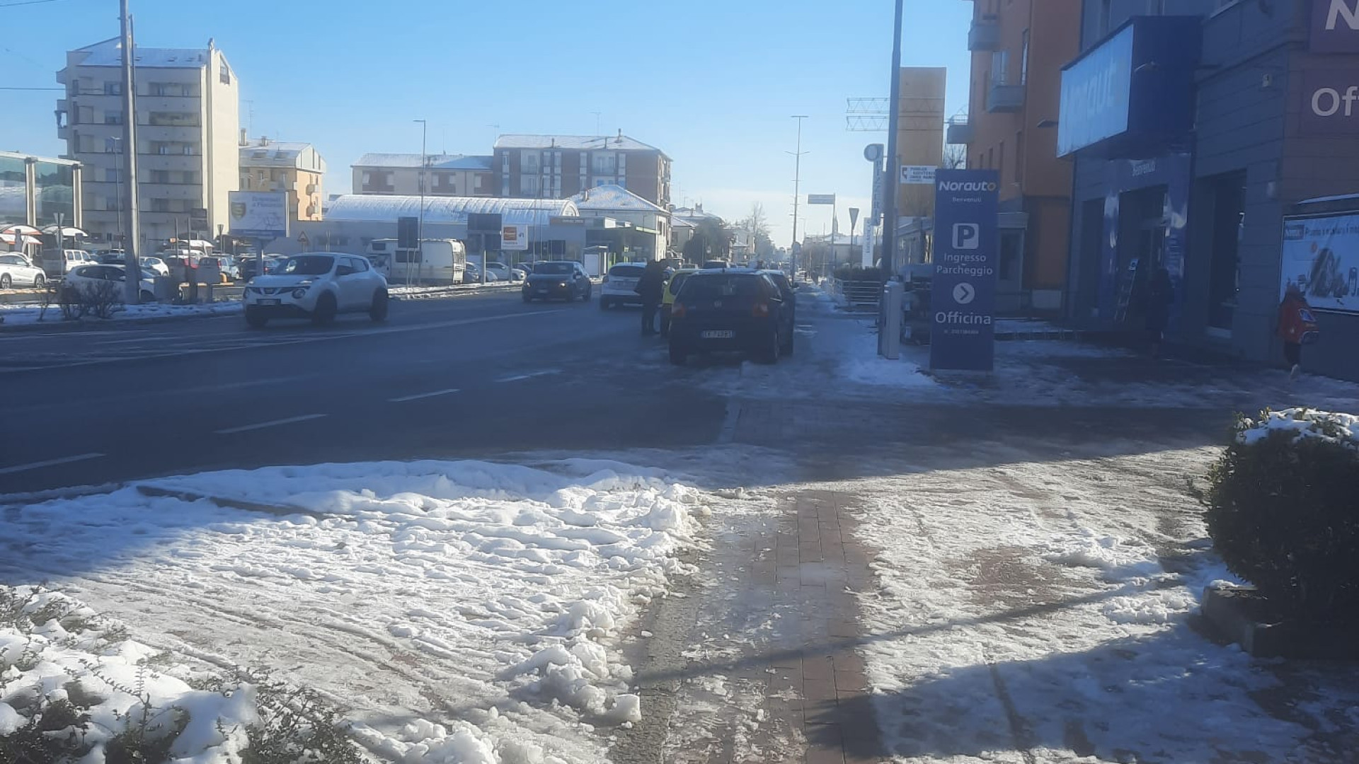 Scivola sul ghiaccio e batte la testa contro il marciapiede: 77enne in gravi condizioni