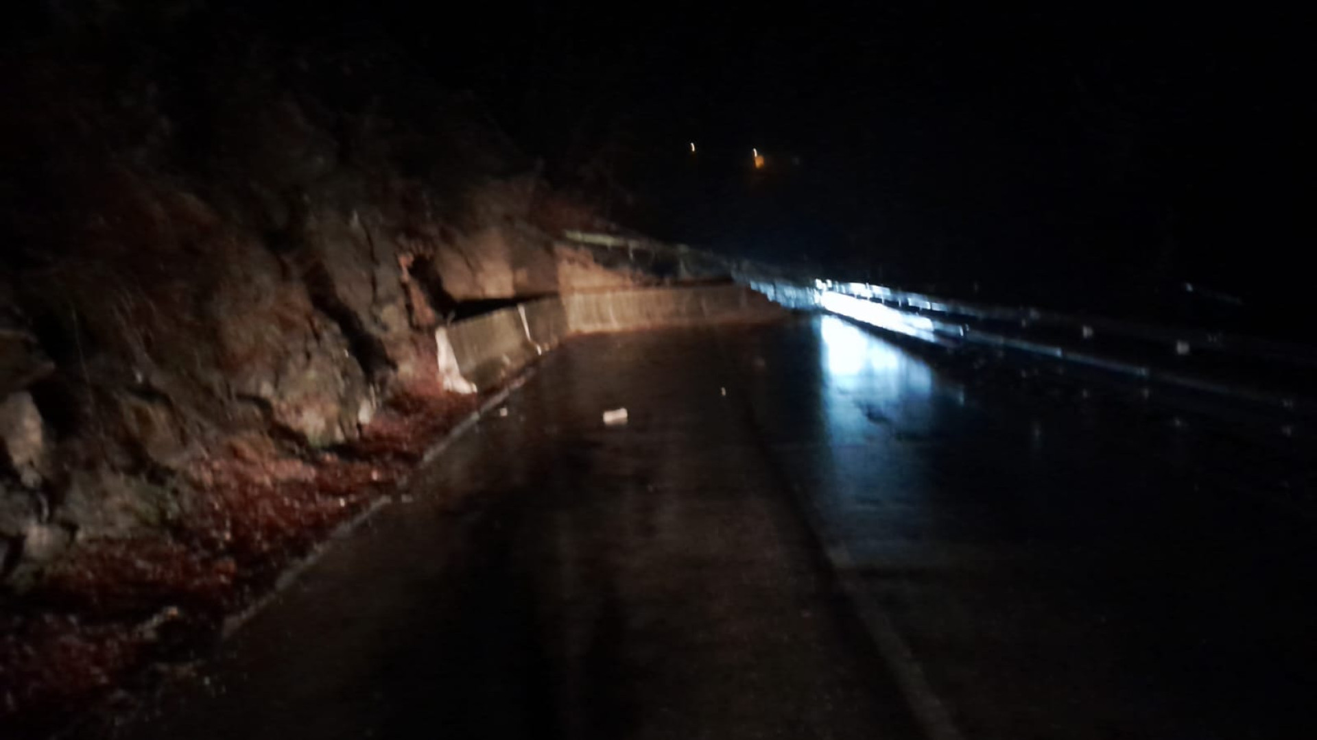 Con la pioggia ecco un'altra frana tra Ottone e Gorreto, Statale 45 interrotta