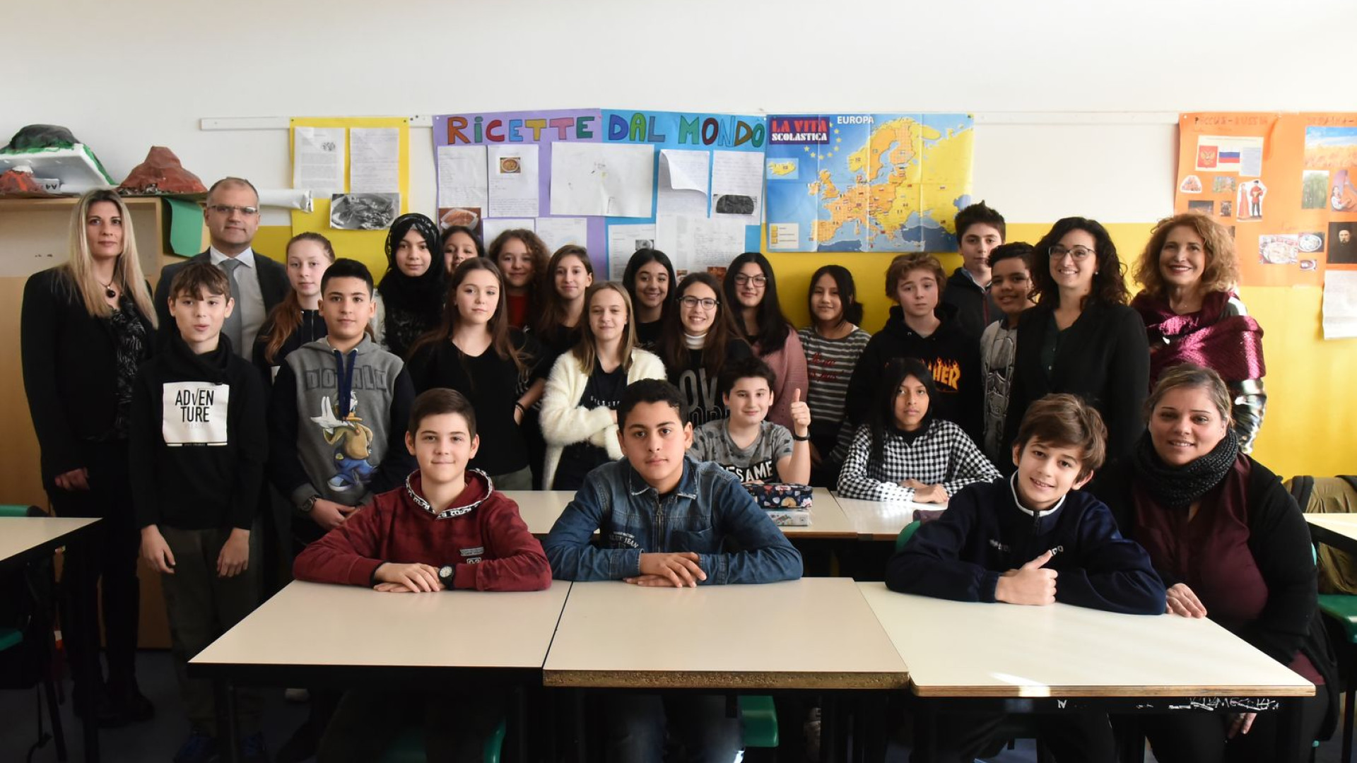 Bimbo sordo in classe, tutti i compagni imparano la lingua dei segni GUARDA LE INTERVISTE