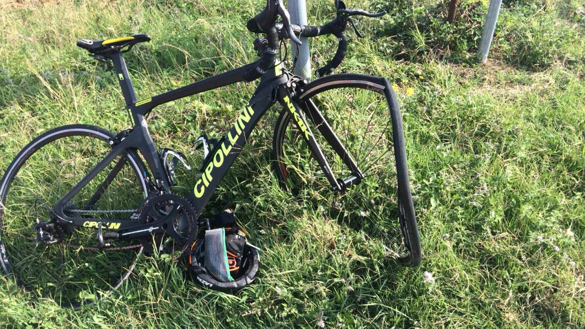 Si scontra con un'auto lungo la discesa di Momeliano: ciclista sbalzata e ferita seriamente