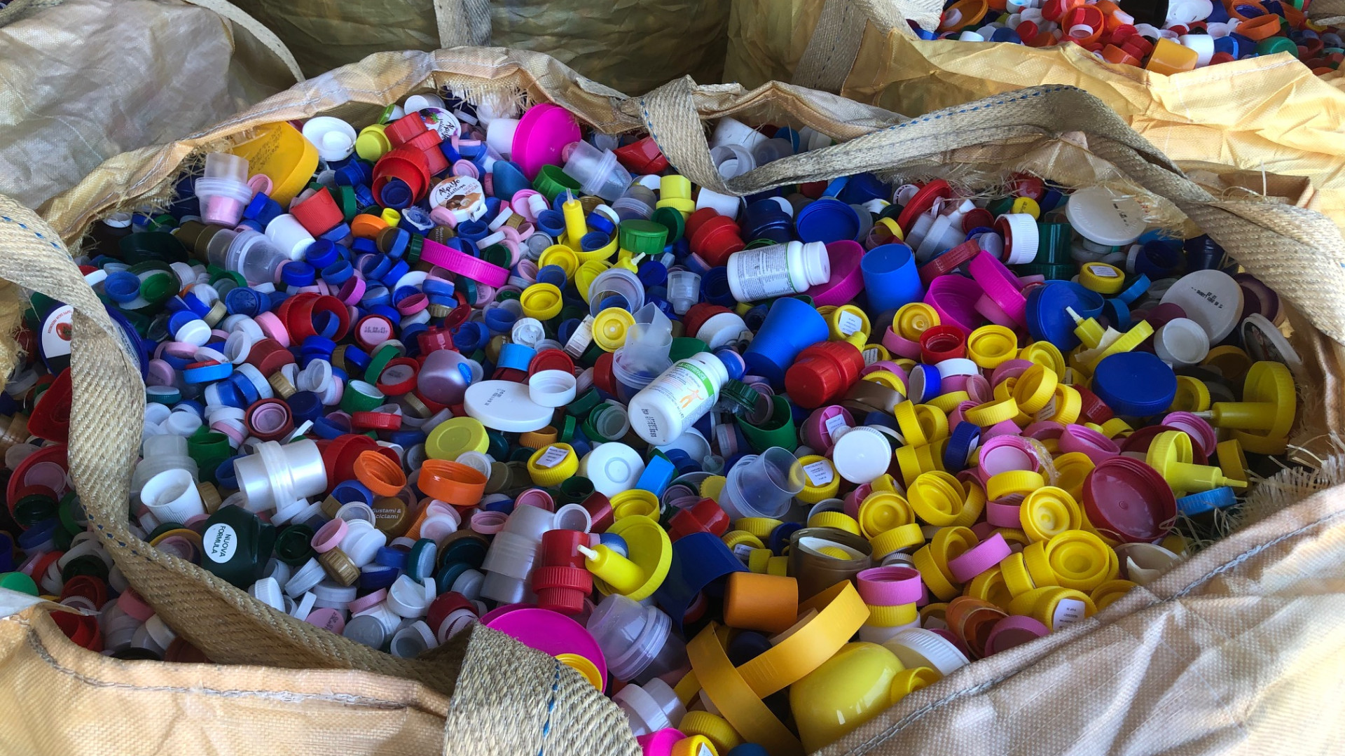 Raccolta tappi di plastica, domenica doppio gazebo sul Facsal e in via Colombo