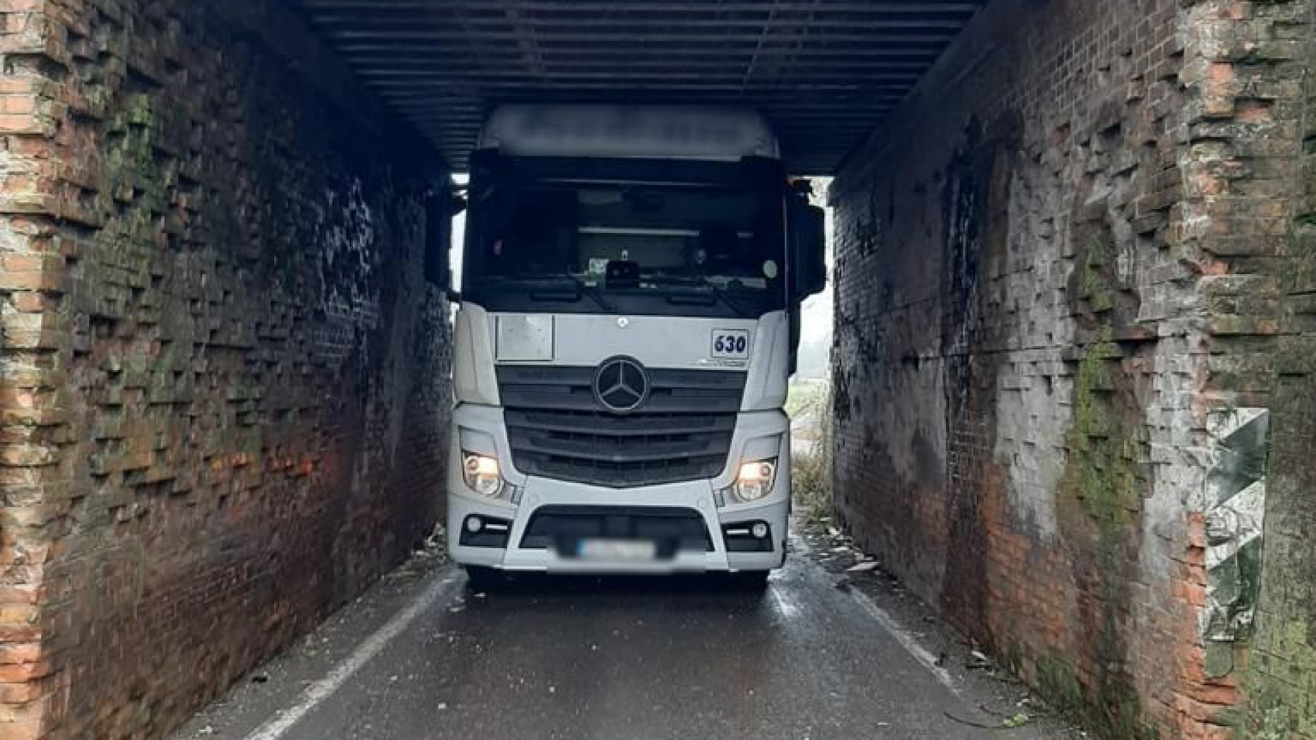 Camion incastrato nel sottopasso di Caorso. La strada resta chiusa