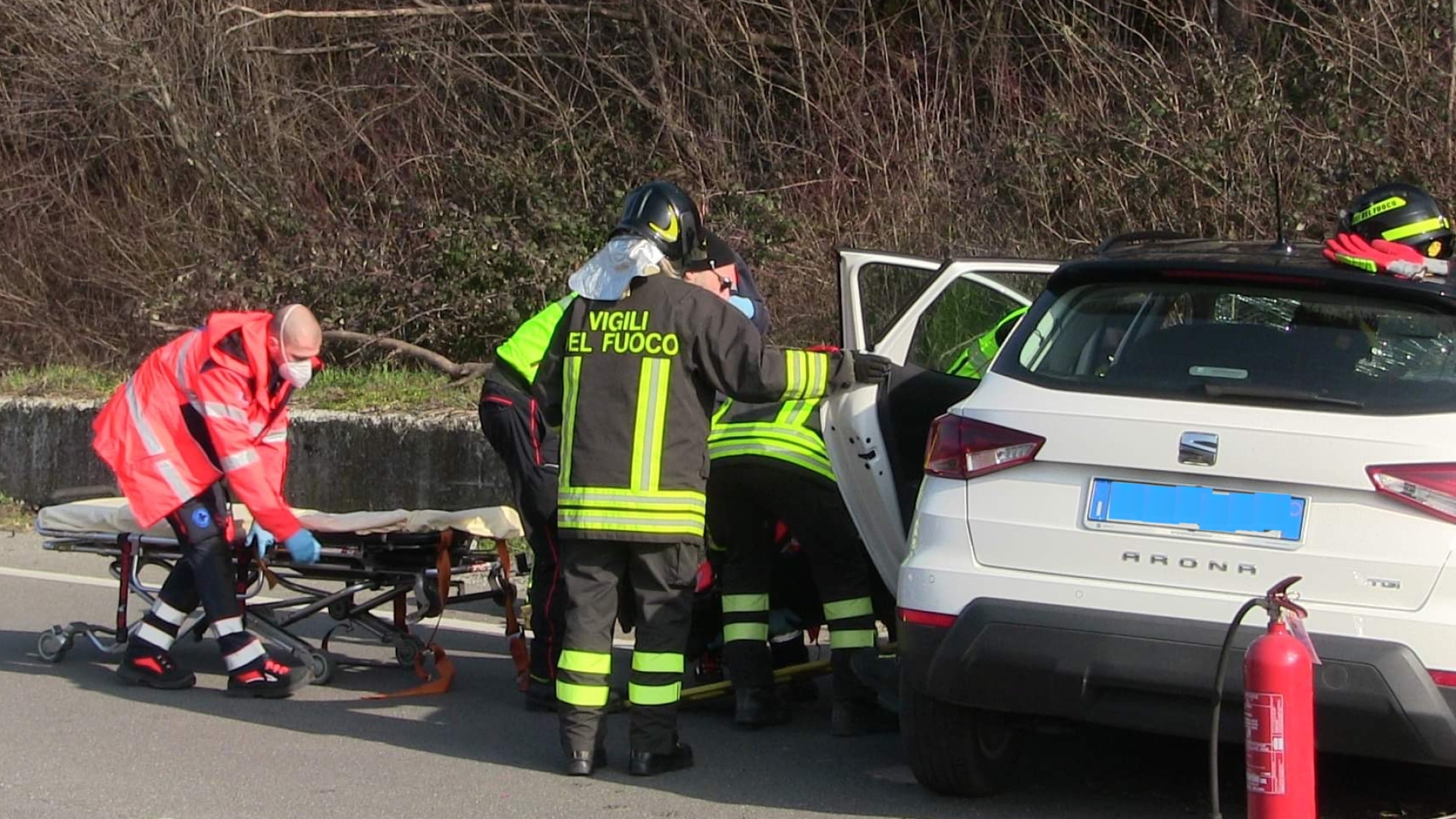 Auto si schianta contro muro, ragazza incastrata e ferita: incidente a Roncovero