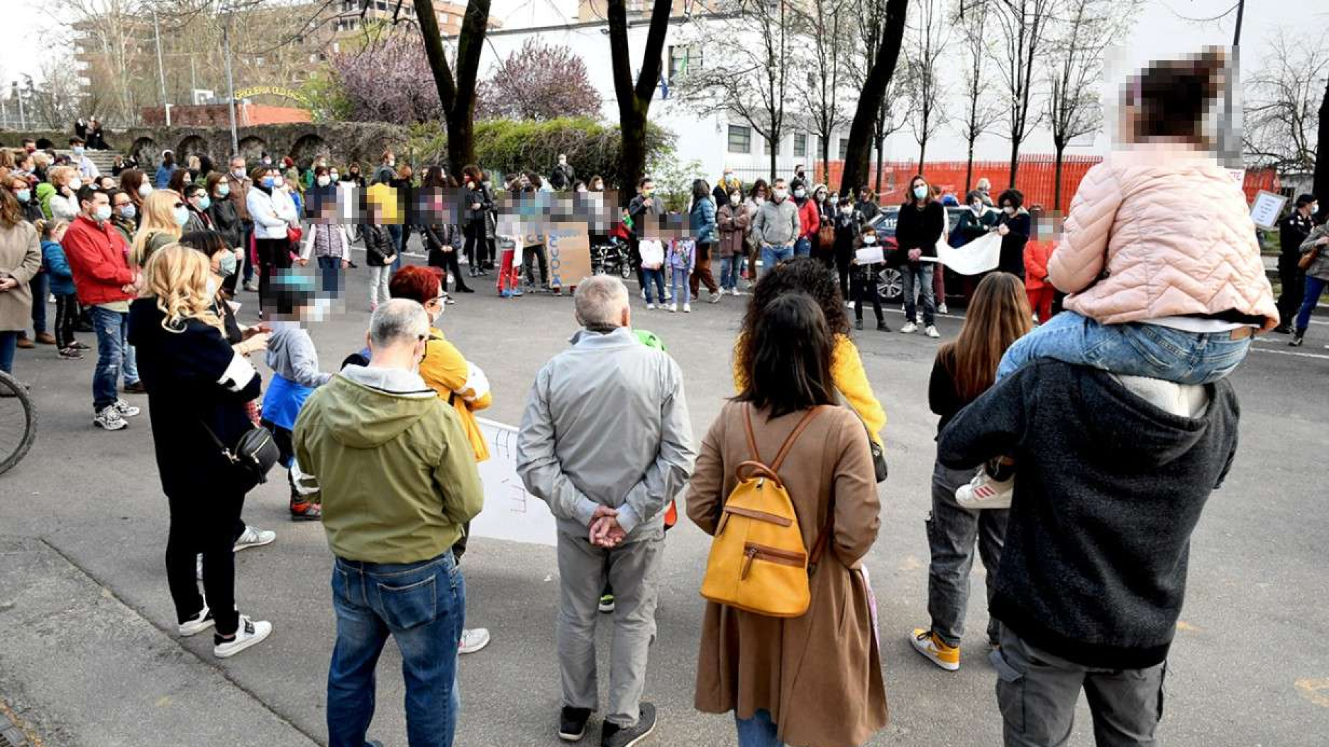 "Curiamo la scuola, non chiudiamola". Sul Fascal la protesta contro la Dad