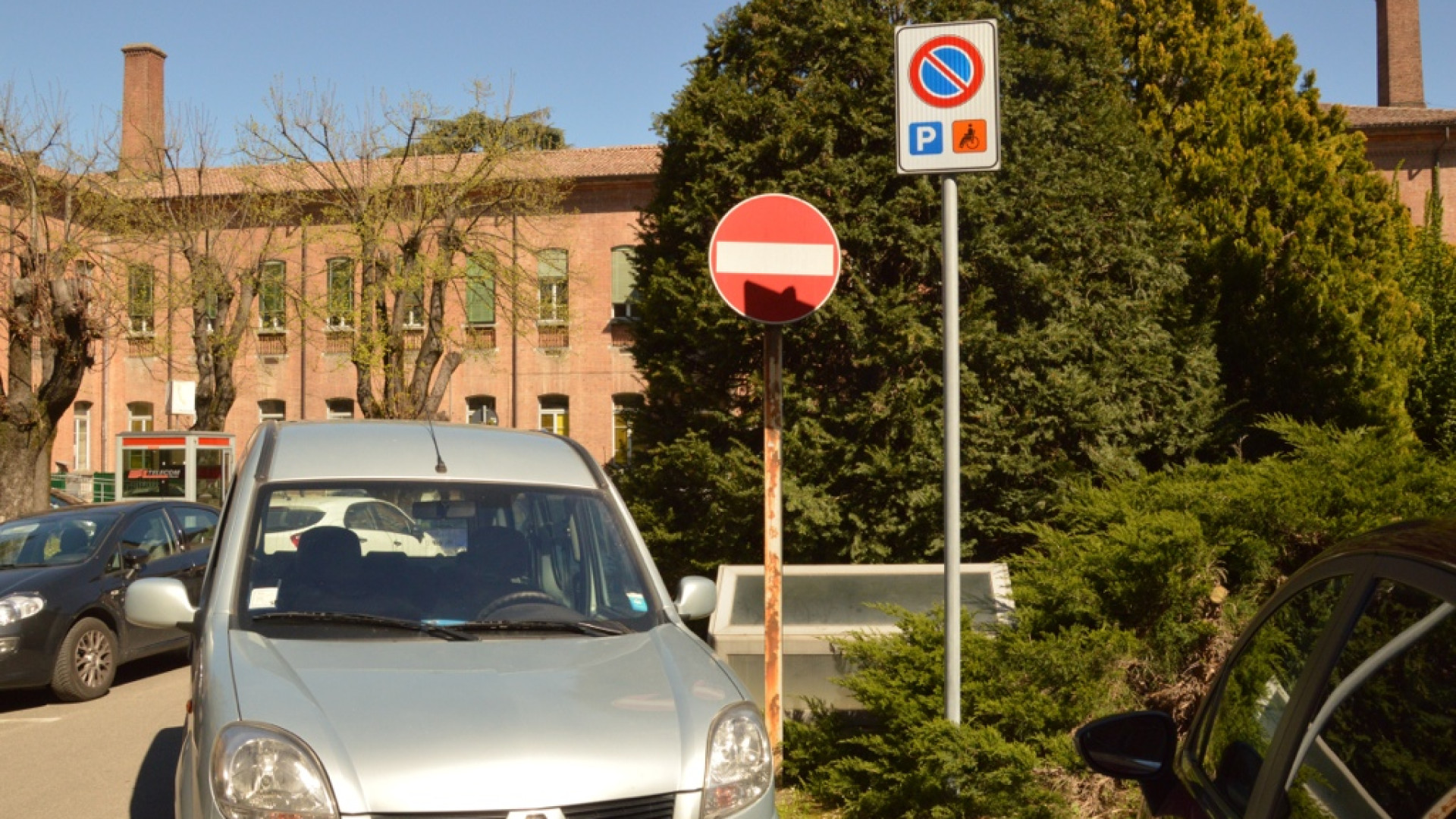 Ospedale vecchio, pochi cartelli e molte soste selvagge