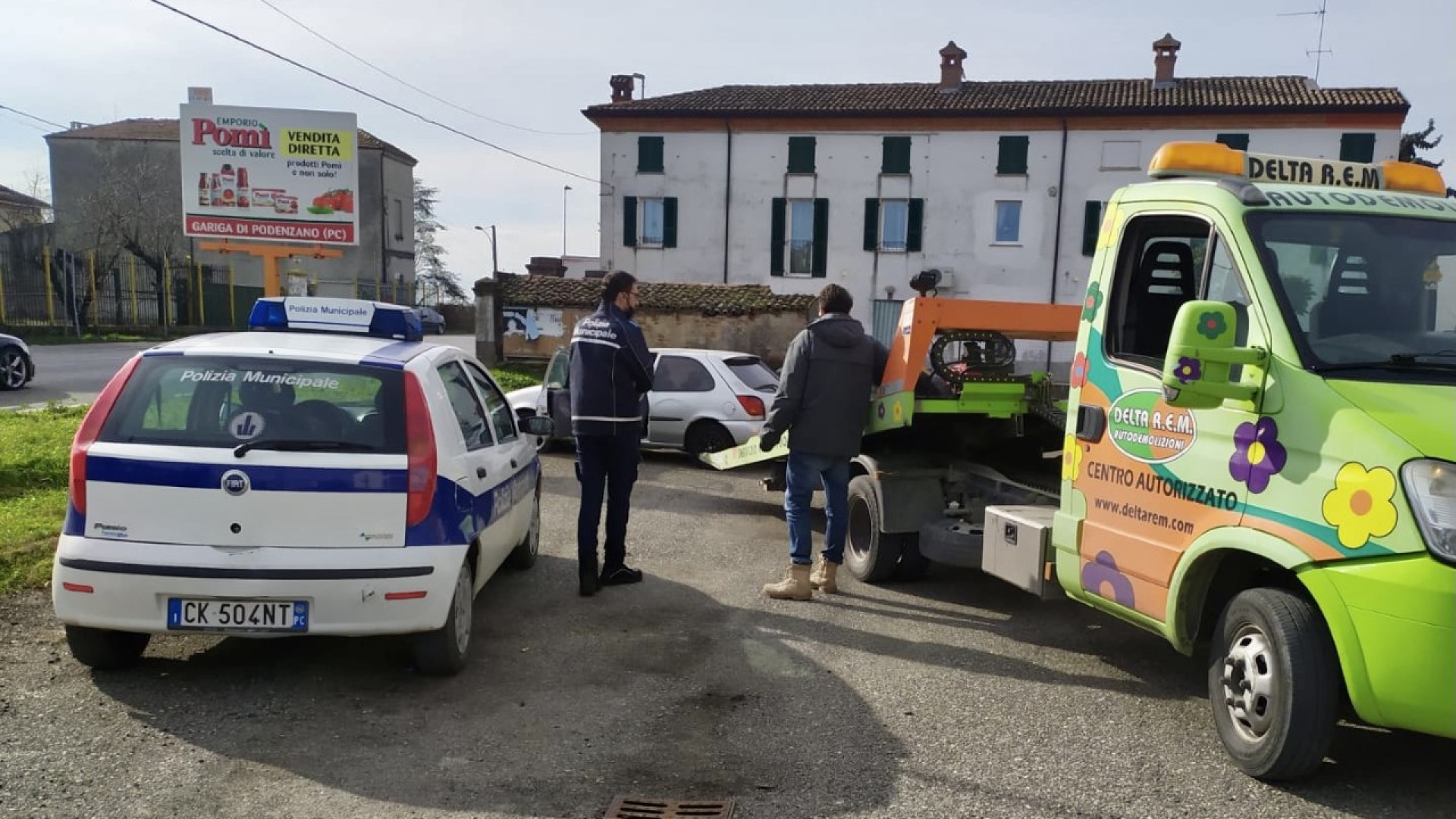 Sarmato, rimossa auto abbandonata da mesi. Multa di 1.600 euro al proprietario